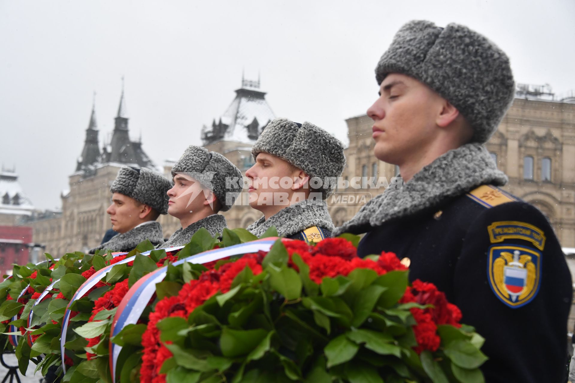 Возложение цветов к памятнику Минину и Пожарскому в День народного единства