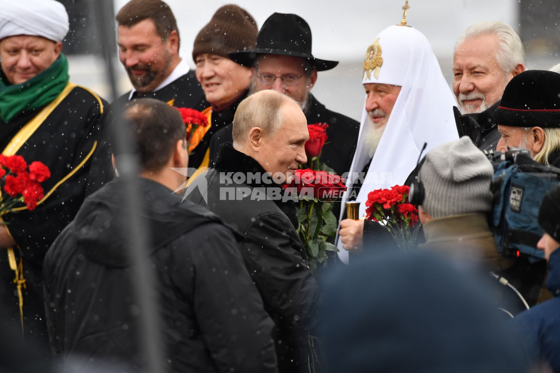 Президент Владимир Путин возложил цветы к памятнику К. Минину и Д. Пожарскому в День народного единства