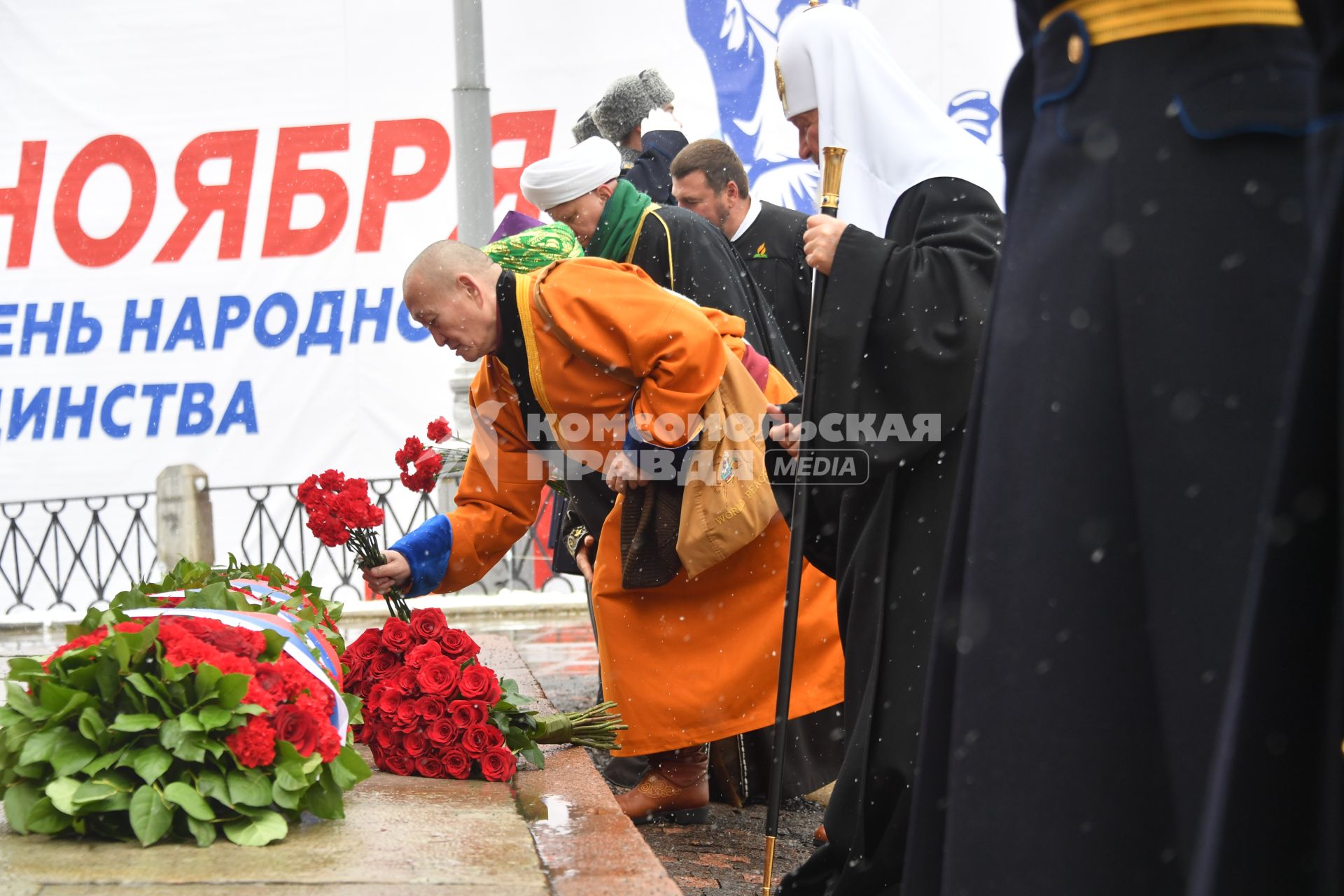 Возложение цветов к памятнику Минину и Пожарскому в День народного единства