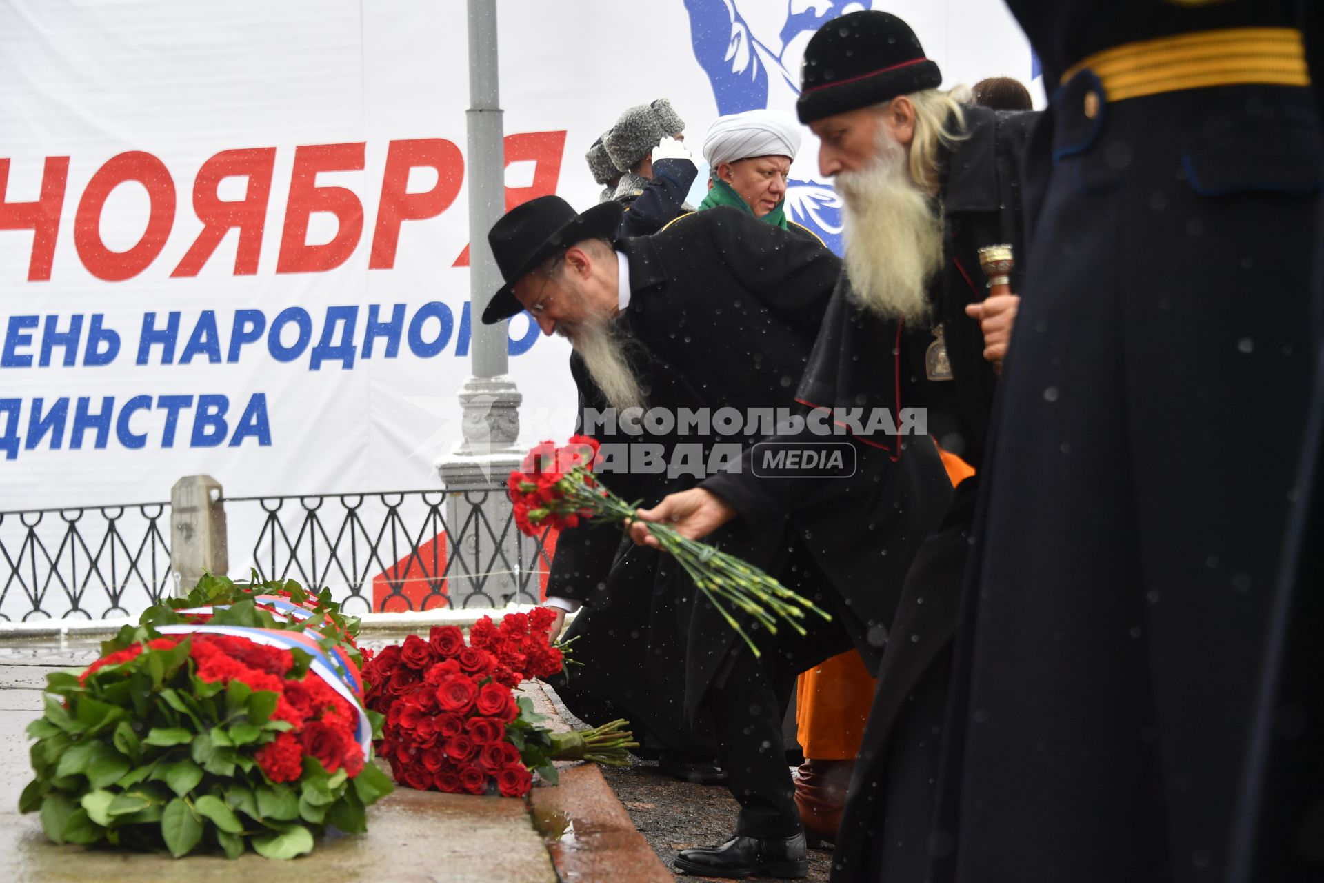 Возложение цветов к памятнику Минину и Пожарскому в День народного единства