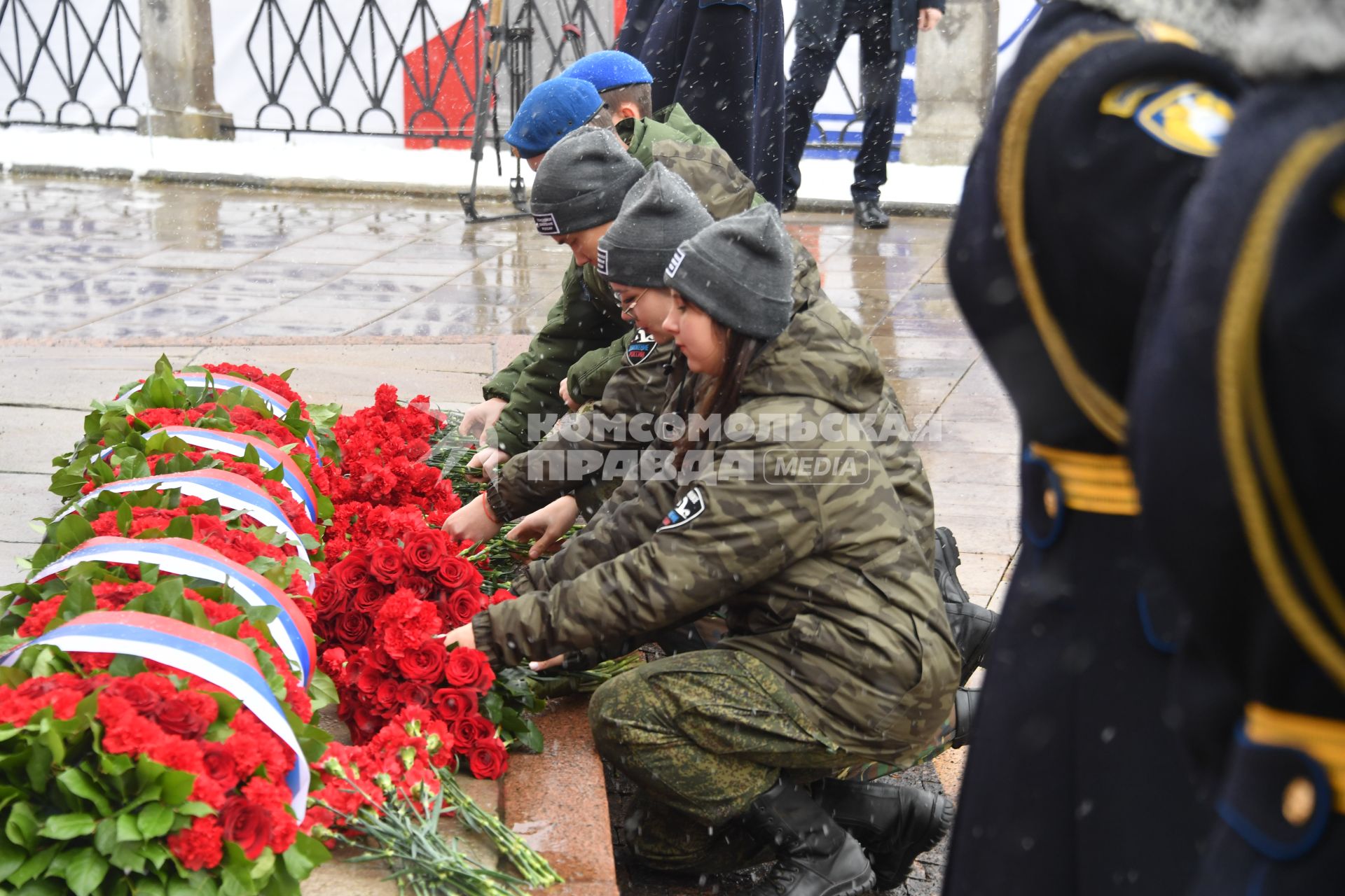 Возложение цветов к памятнику Минину и Пожарскому в День народного единства