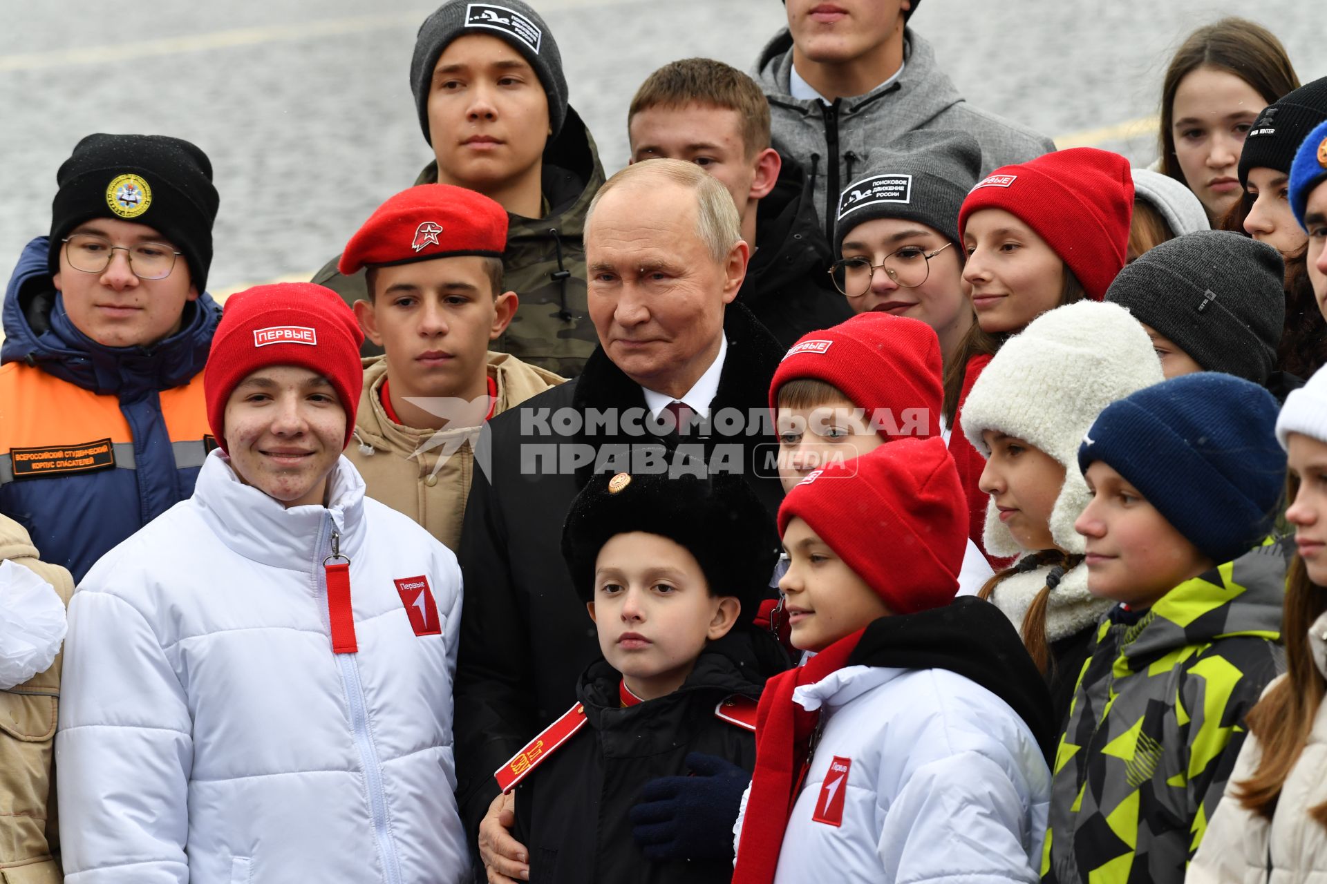 Президент Владимир Путин возложил цветы к памятнику К. Минину и Д. Пожарскому в День народного единства