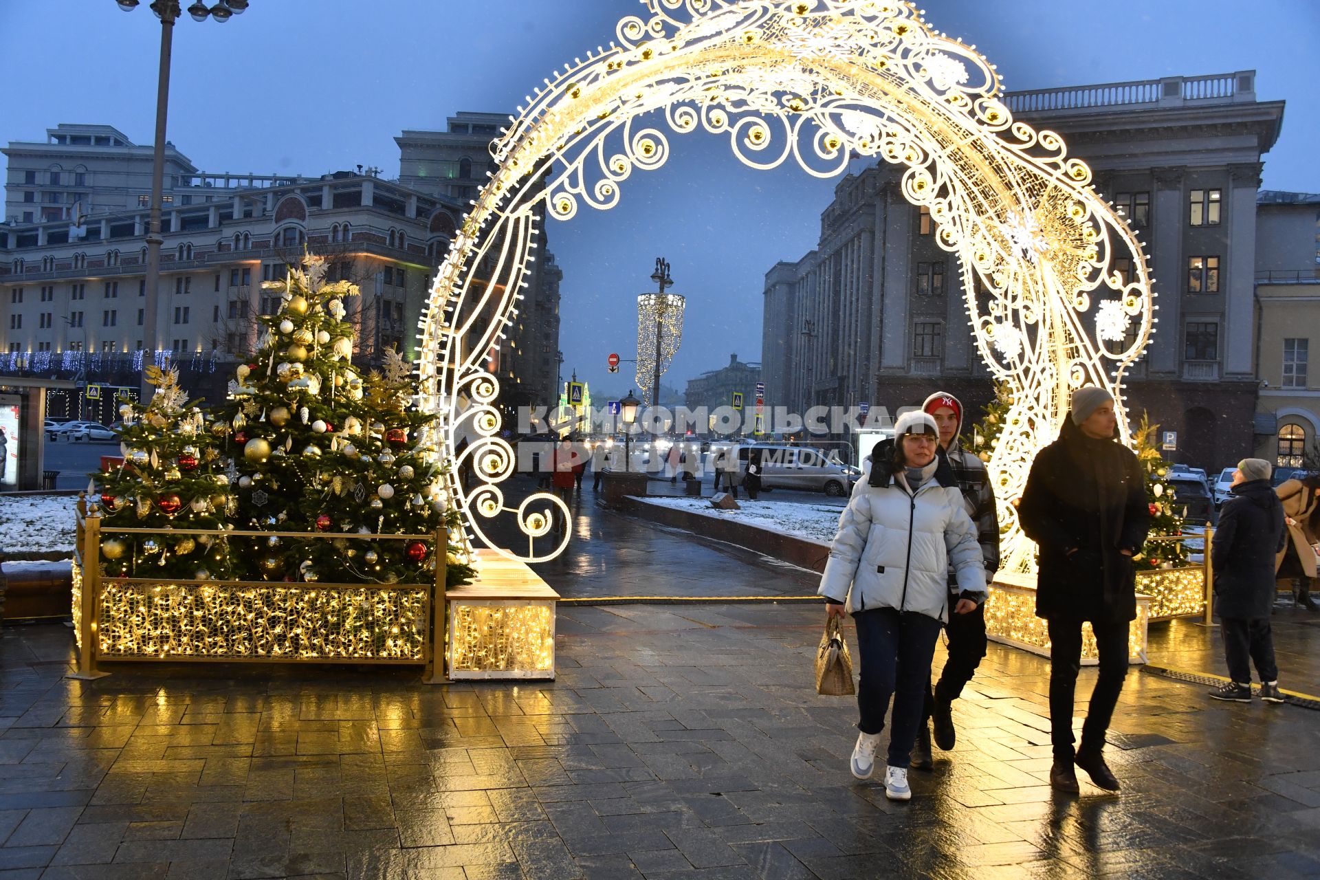 Предновогодняя иллюминация на Театральной площади в Москве