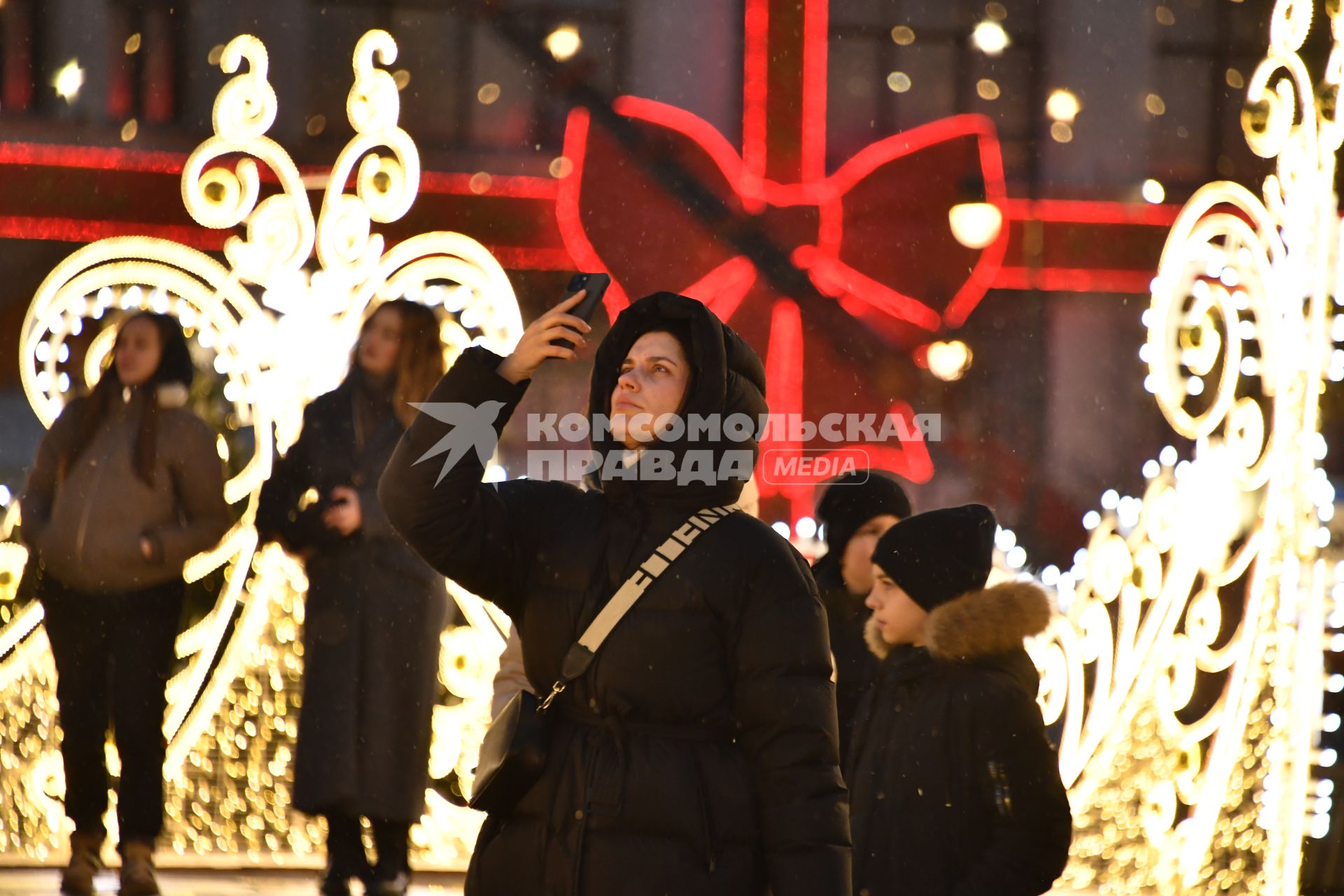 Предновогодняя иллюминация на Театральной площади в Москве