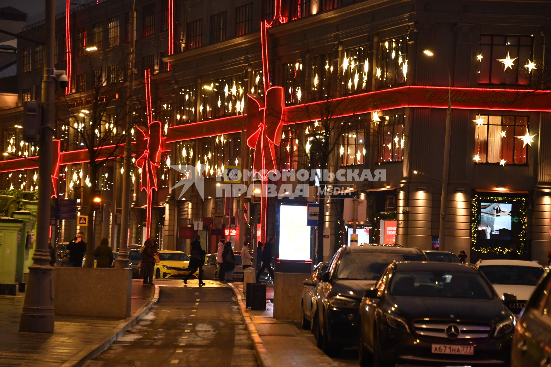 Предновогодняя иллюминация на Театральной площади в Москве