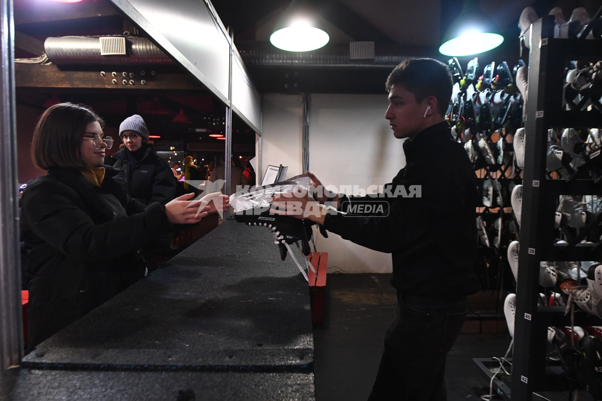 Каток в парке \"Сокольники\" в Москве