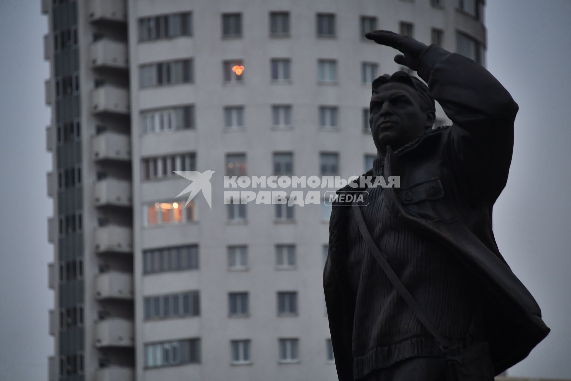 Памятник летчику Валерию Чкалову установлен на Ходынском поле в Москве