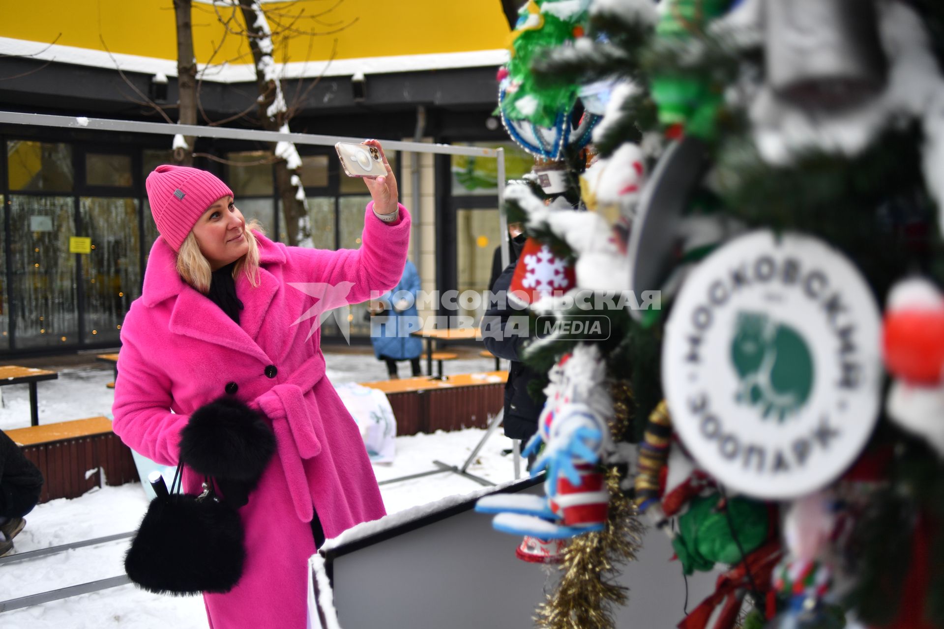 В Московском зоопарке открыли главную экоёлку страны