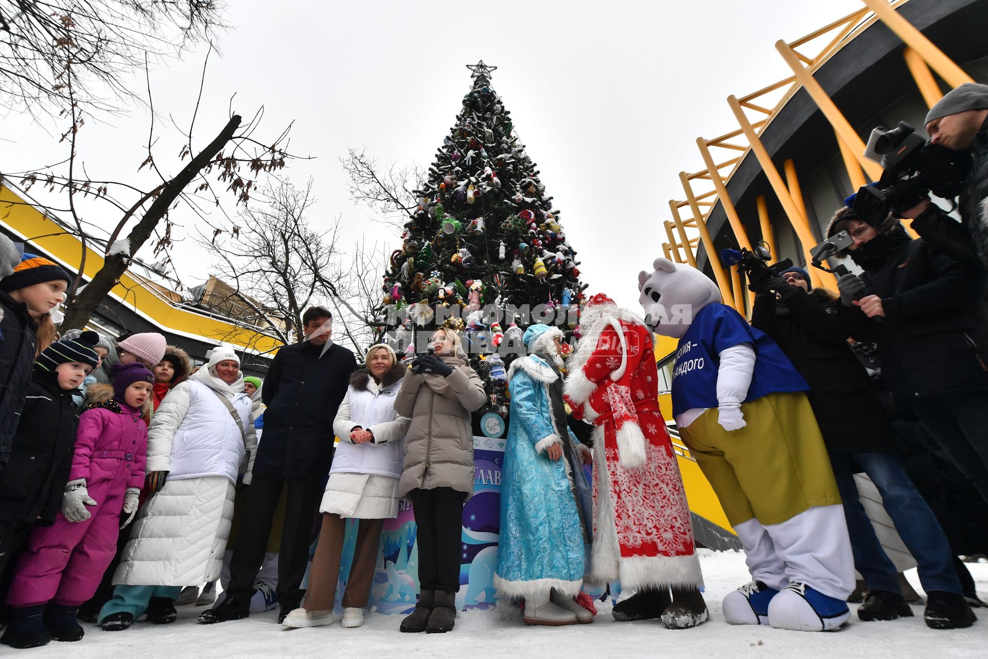 В Московском зоопарке открыли главную экоёлку страны