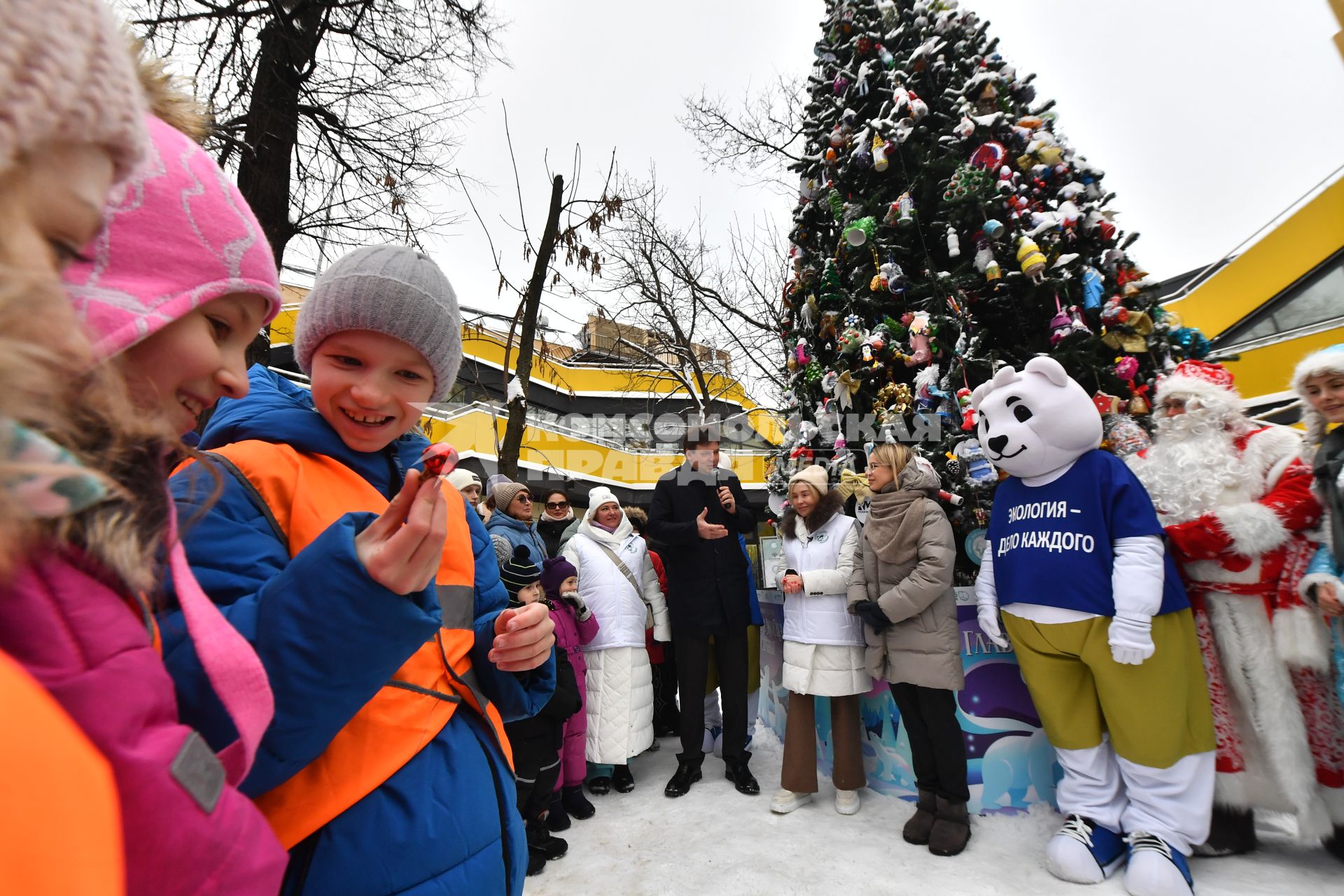 В Московском зоопарке открыли главную экоёлку страны