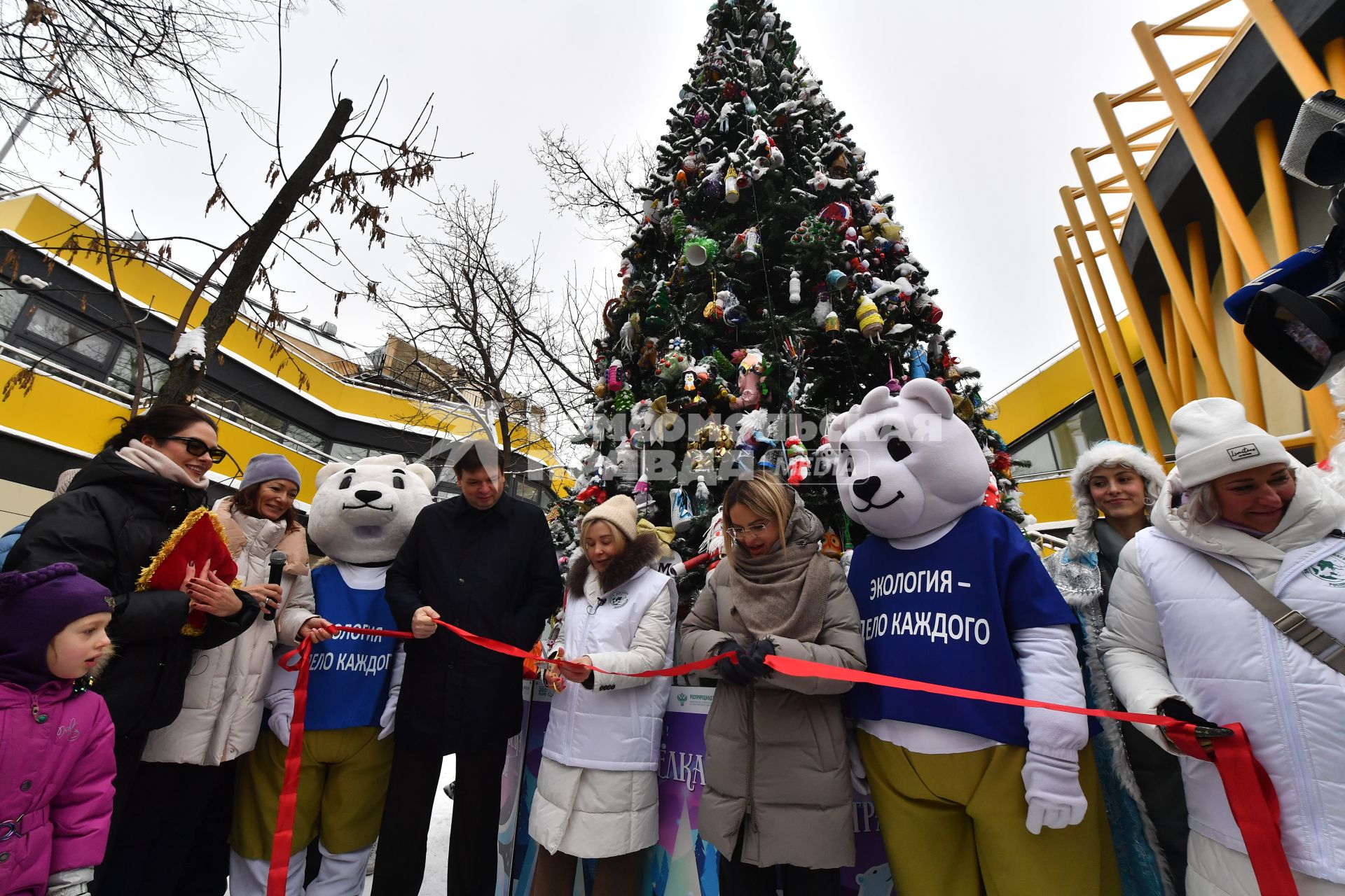 В Московском зоопарке открыли главную экоёлку страны