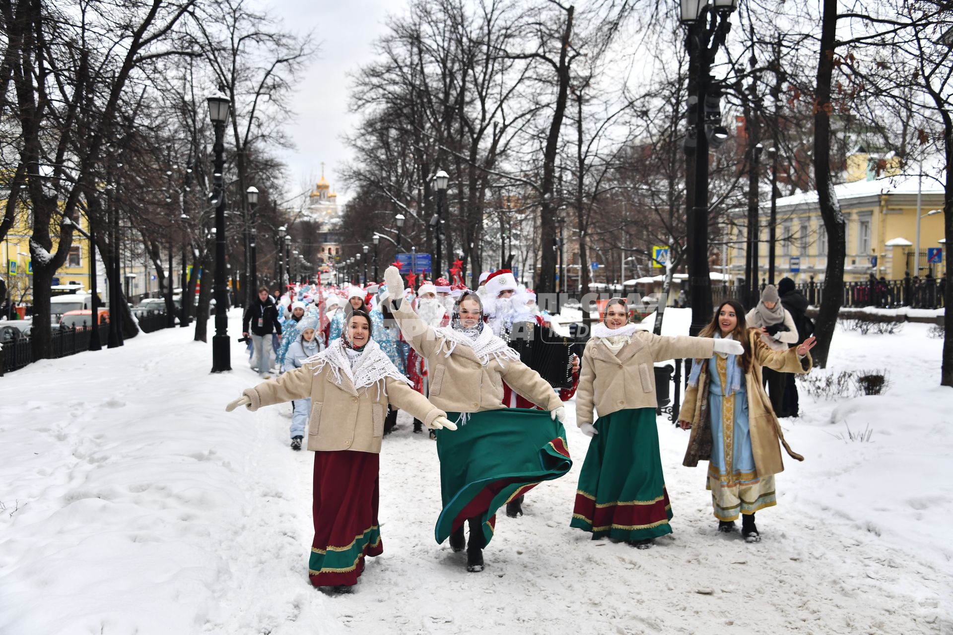 Шествие Дедов Морозов и Снегурочек в Москве