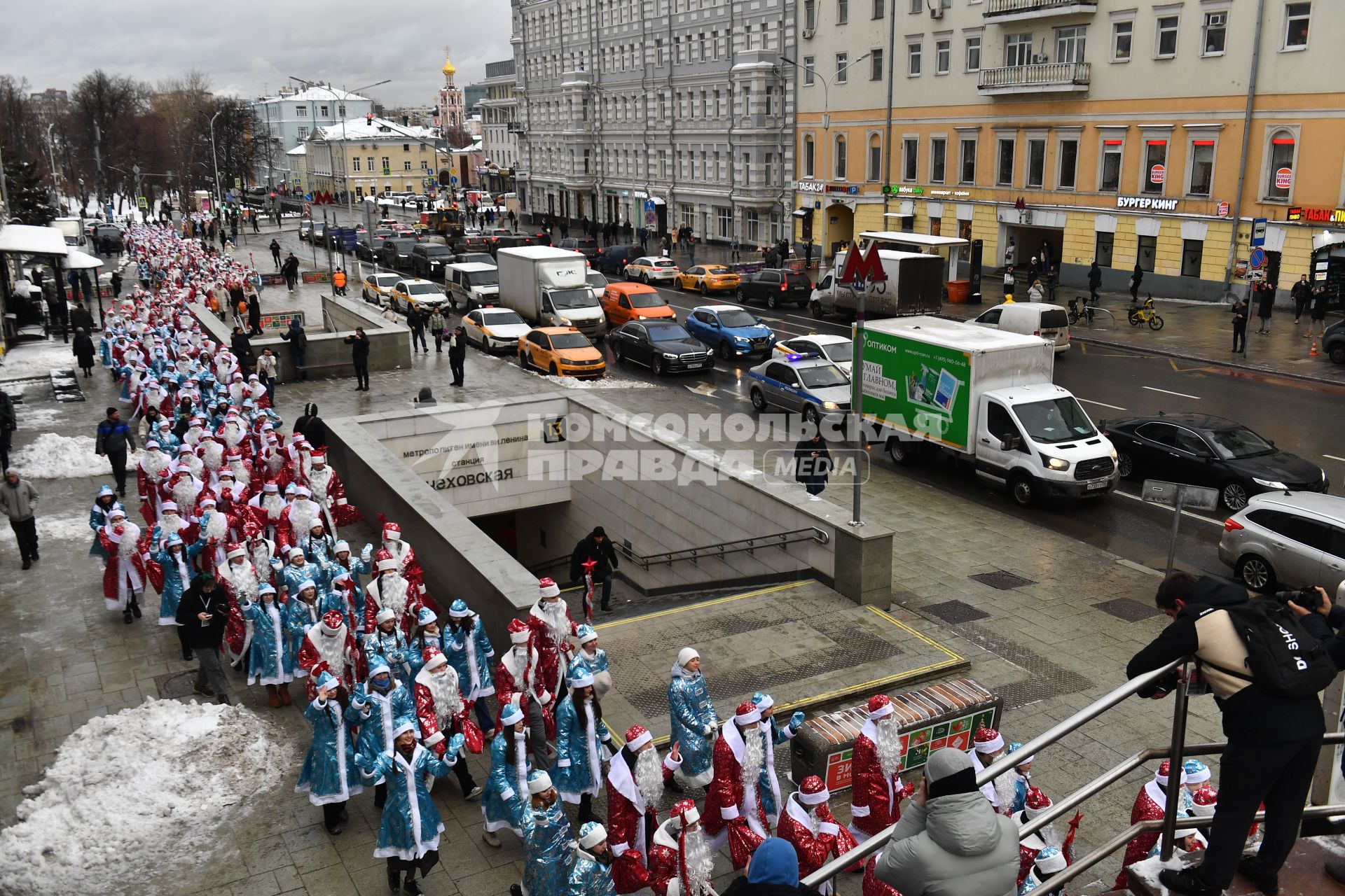 Шествие Дедов Морозов и Снегурочек в Москве