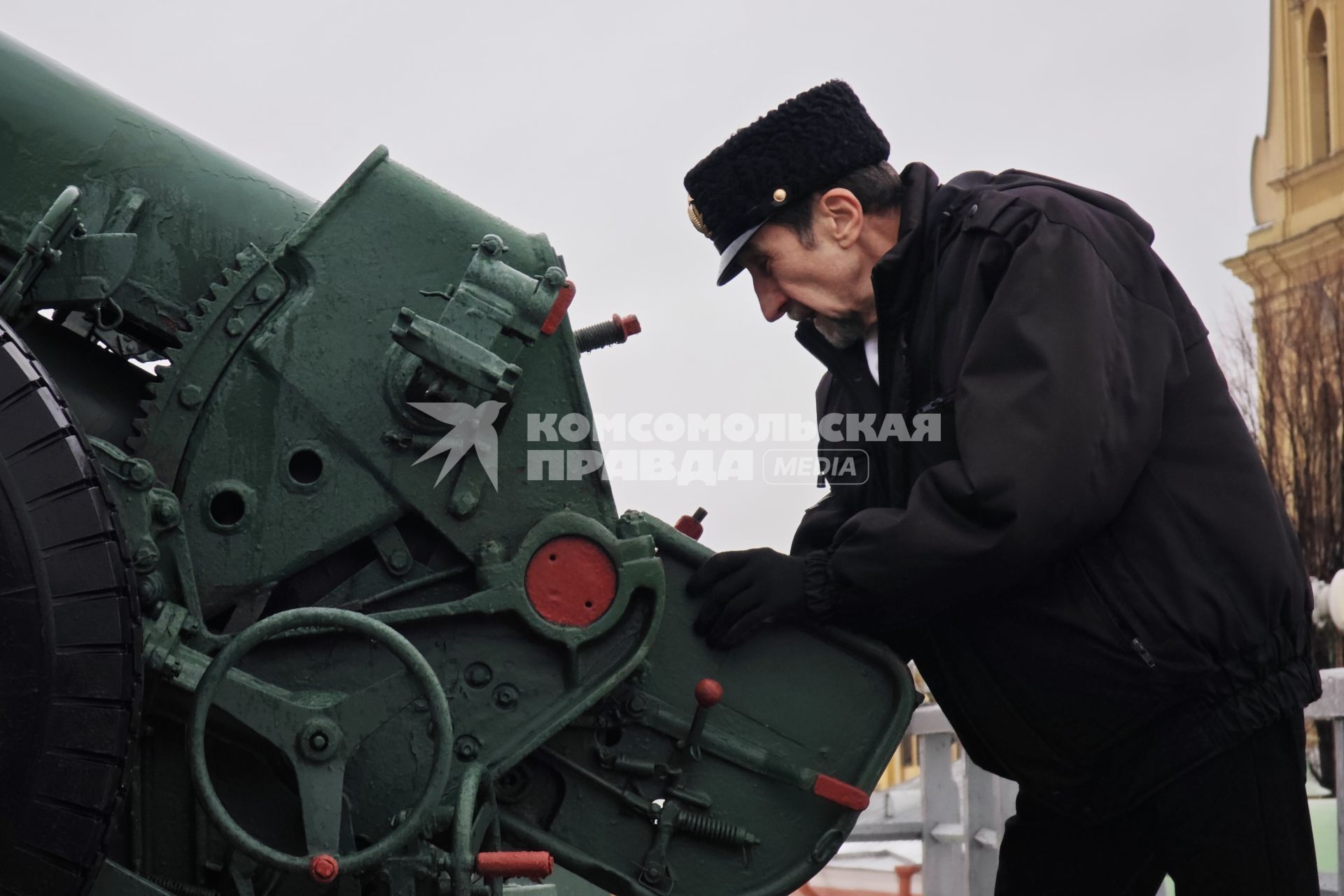 Дед Мороз и Петр I дали залп с Петропавловской крепости