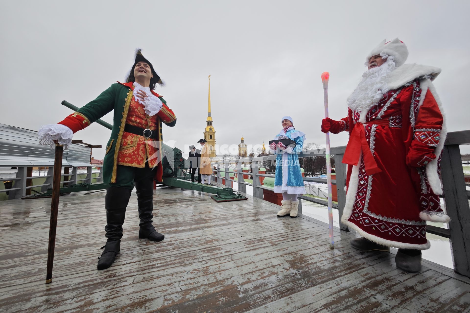 Дед Мороз и Петр I дали залп с Петропавловской крепости