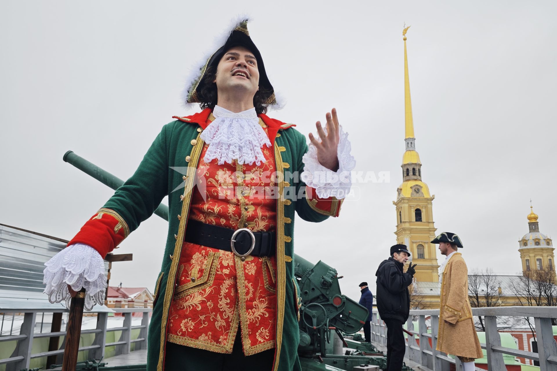 Дед Мороз и Петр I дали залп с Петропавловской крепости