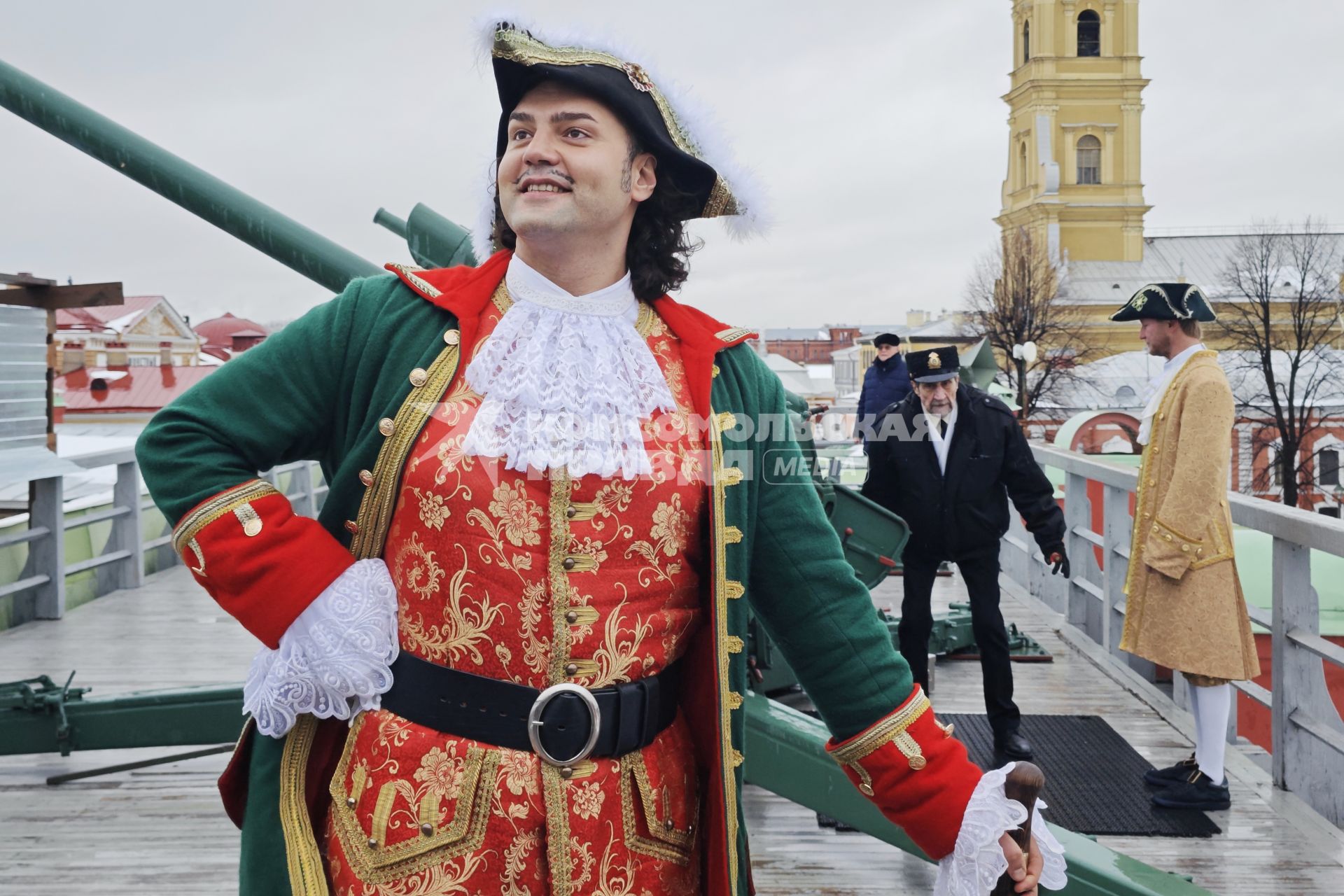 Дед Мороз и Петр I дали залп с Петропавловской крепости