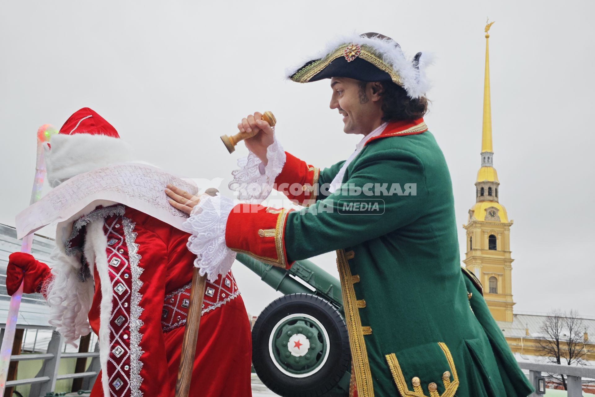 Дед Мороз и Петр I дали залп с Петропавловской крепости