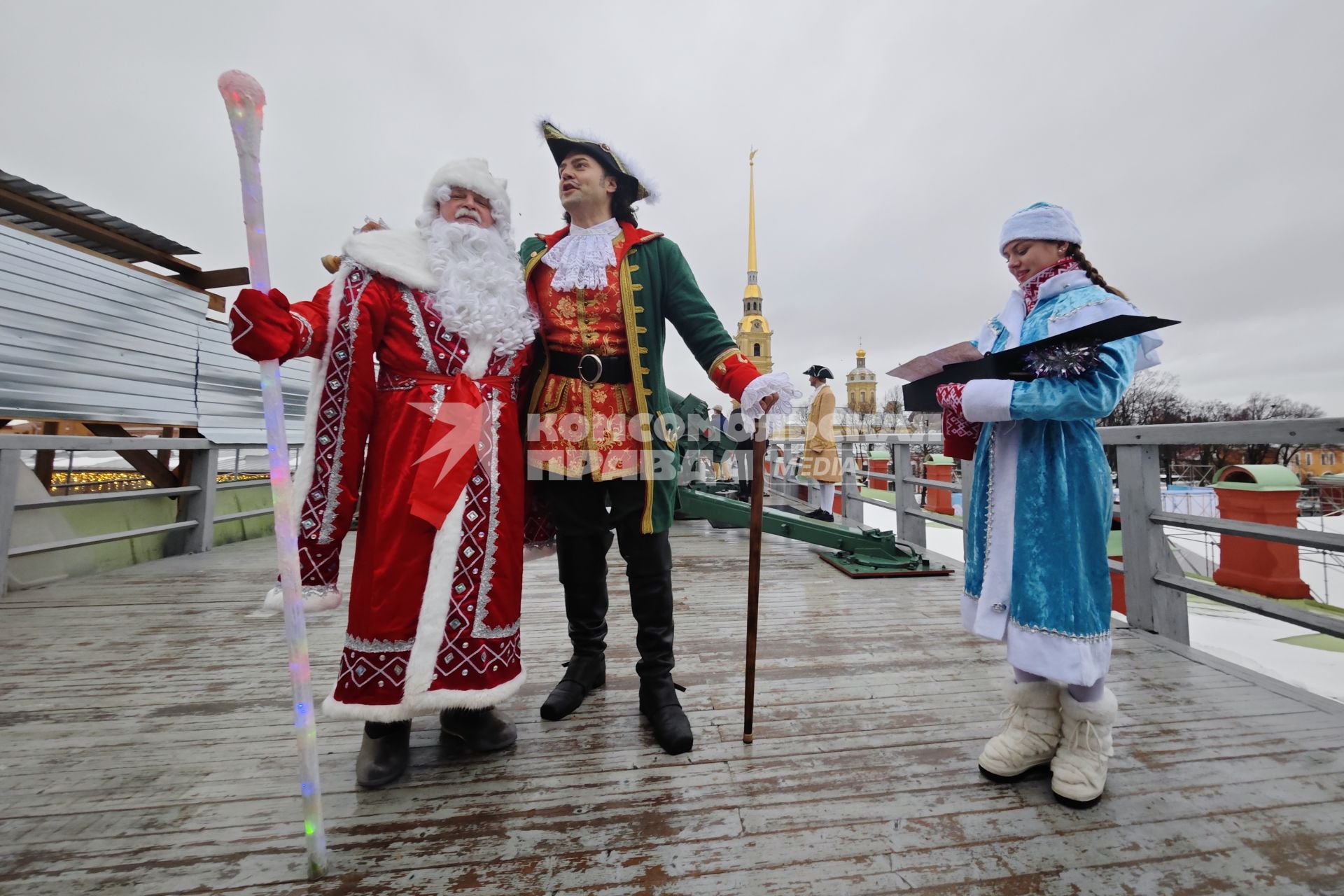 Дед Мороз и Петр I дали залп с Петропавловской крепости