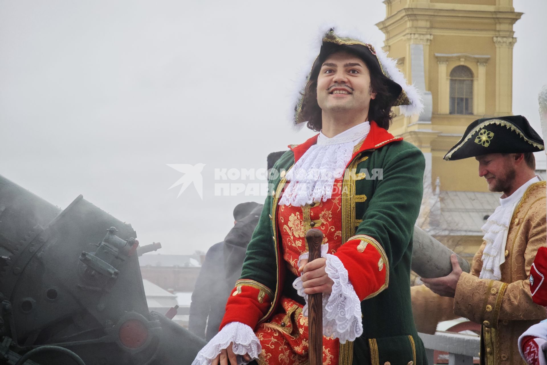 Дед Мороз и Петр I дали залп с Петропавловской крепости