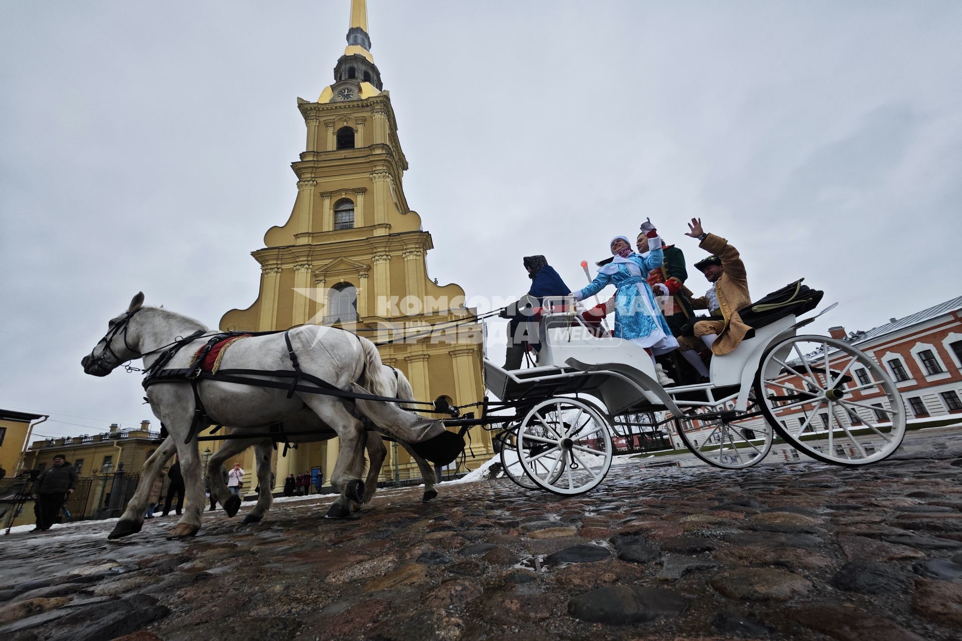 Дед Мороз и Петр I дали залп с Петропавловской крепости