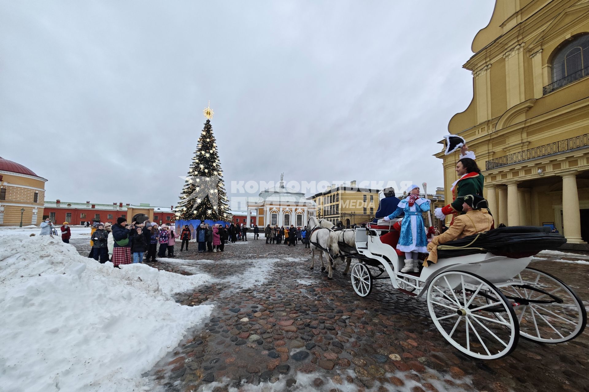 Дед Мороз и Петр I дали залп с Петропавловской крепости