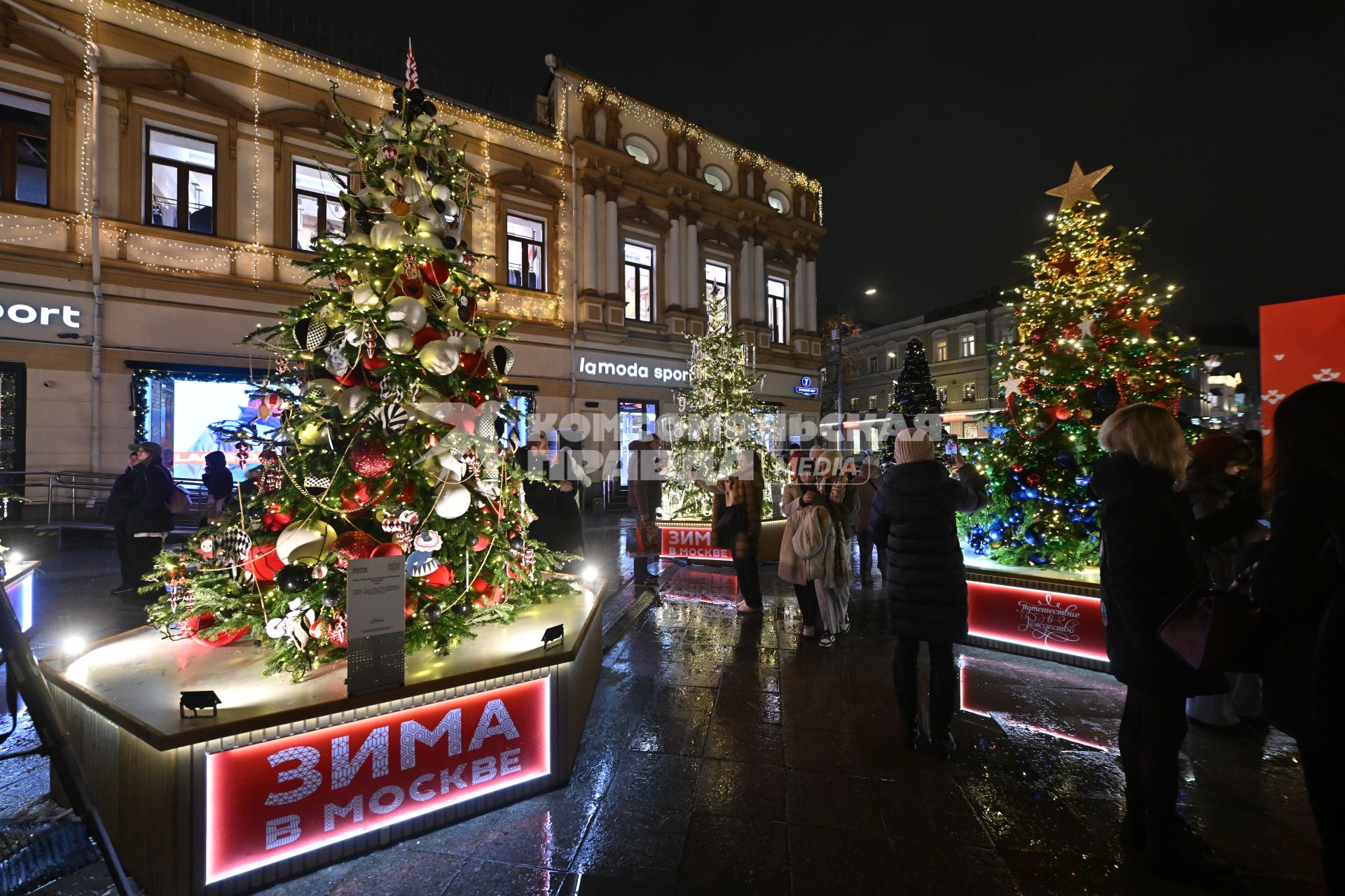 Открытие выставки дизайнерских елей \"Любимые фильмы детства\" в Москве