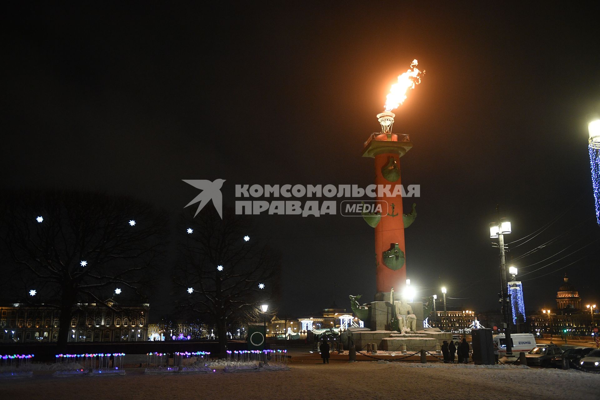 В Санкт-Петербурге зажгли факелы Ростральных колонн в честь Рождества