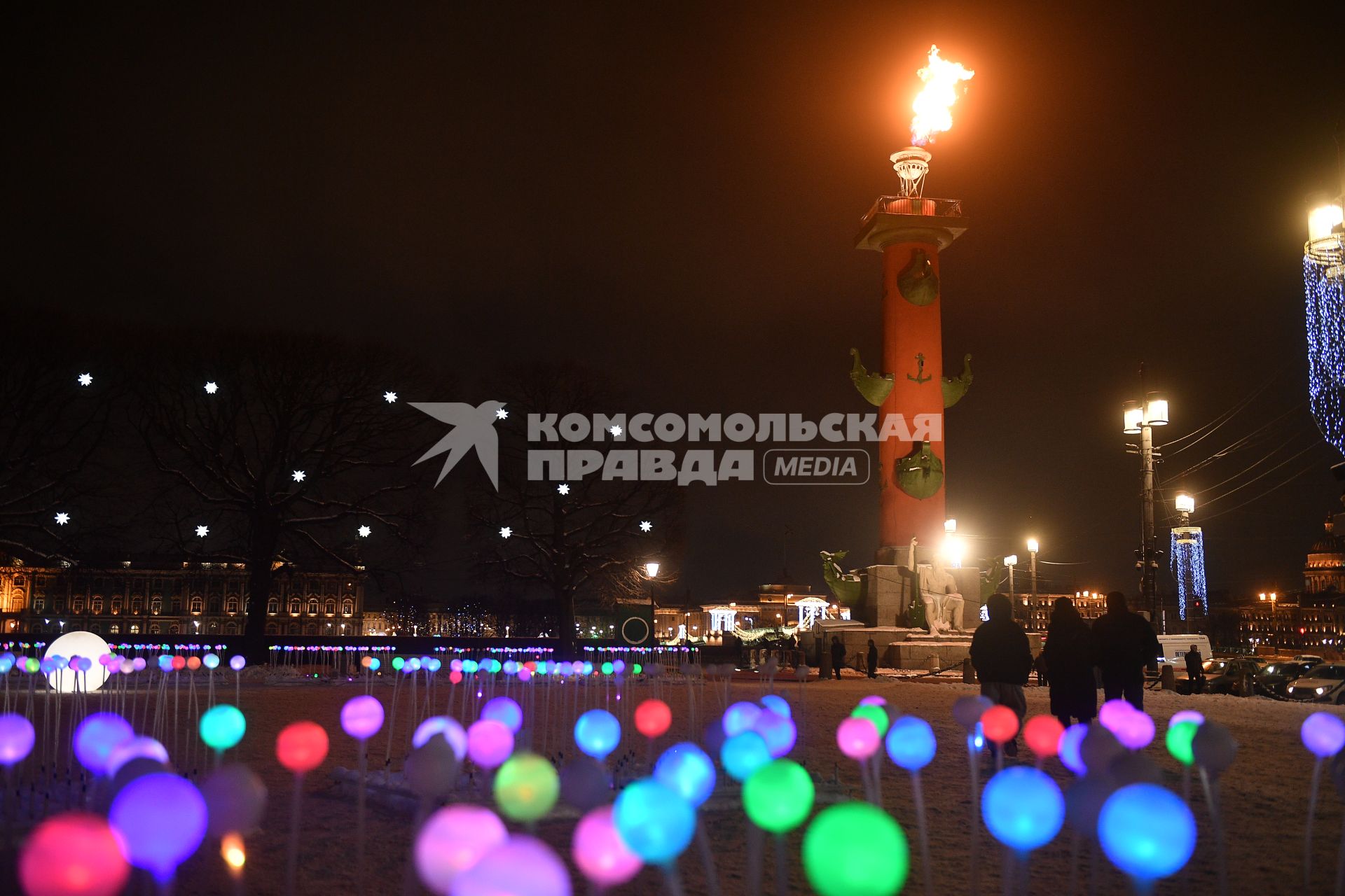 В Санкт-Петербурге зажгли факелы Ростральных колонн в честь Рождества