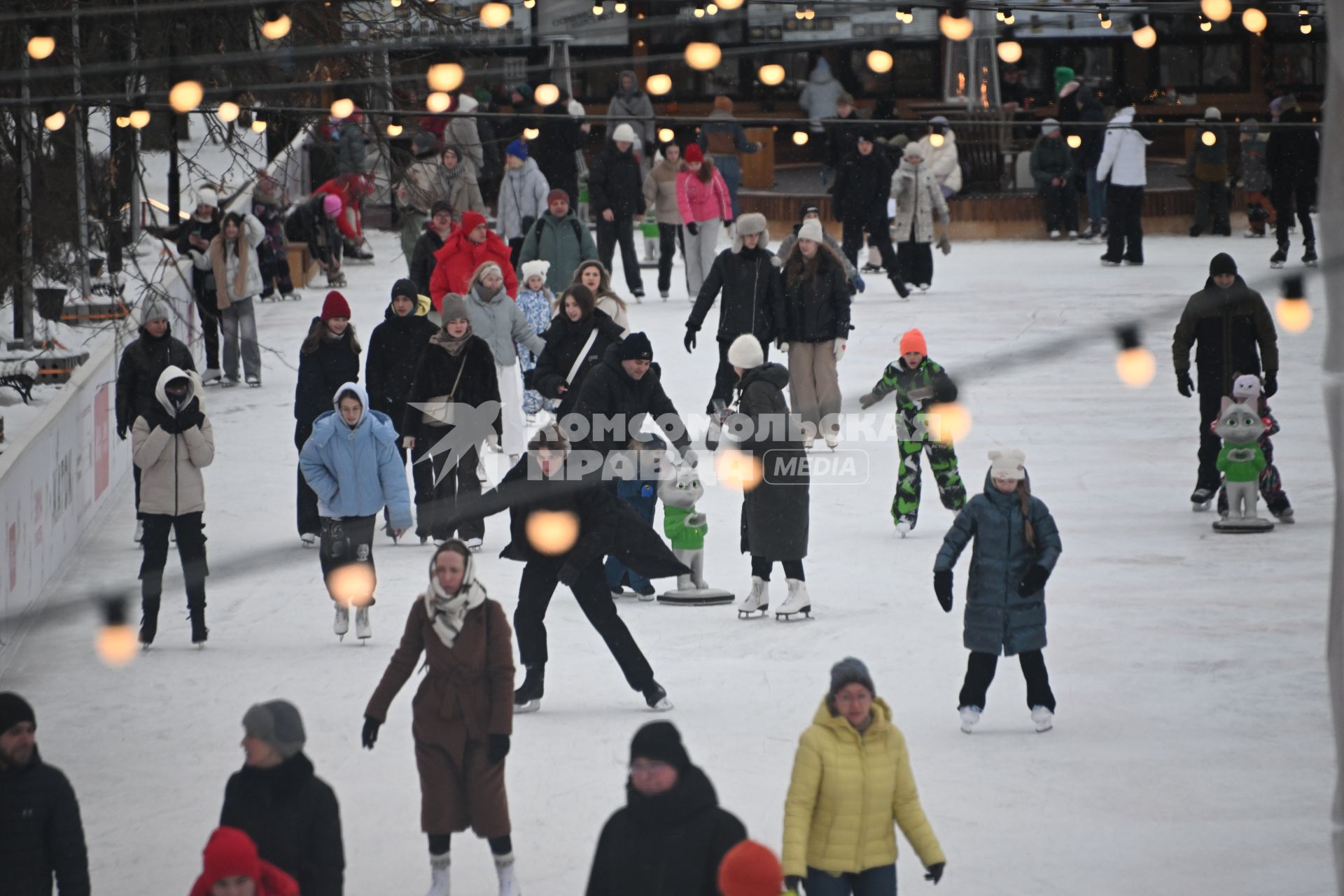 Каток на Болотной площади в Москве