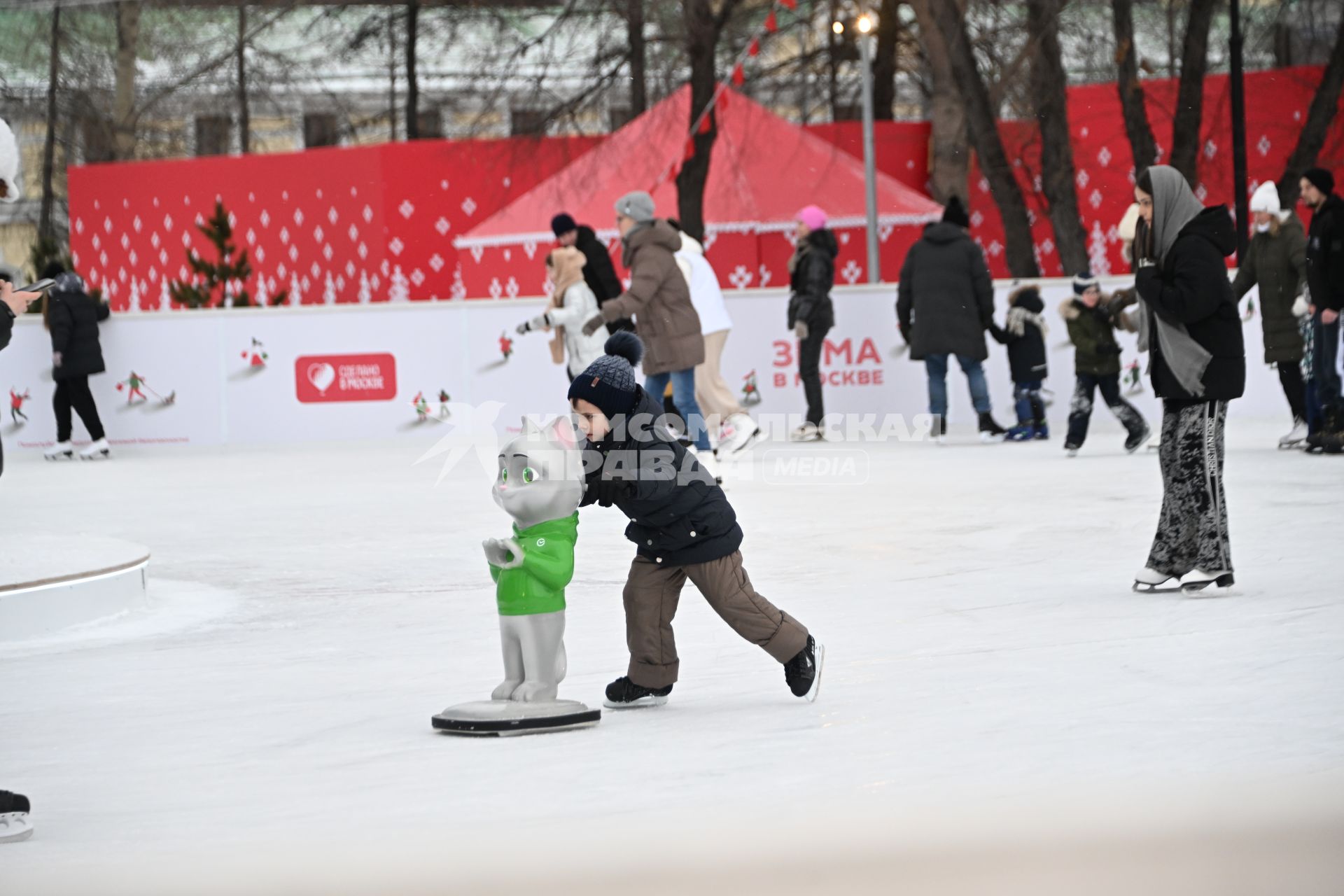 Каток на Болотной площади в Москве