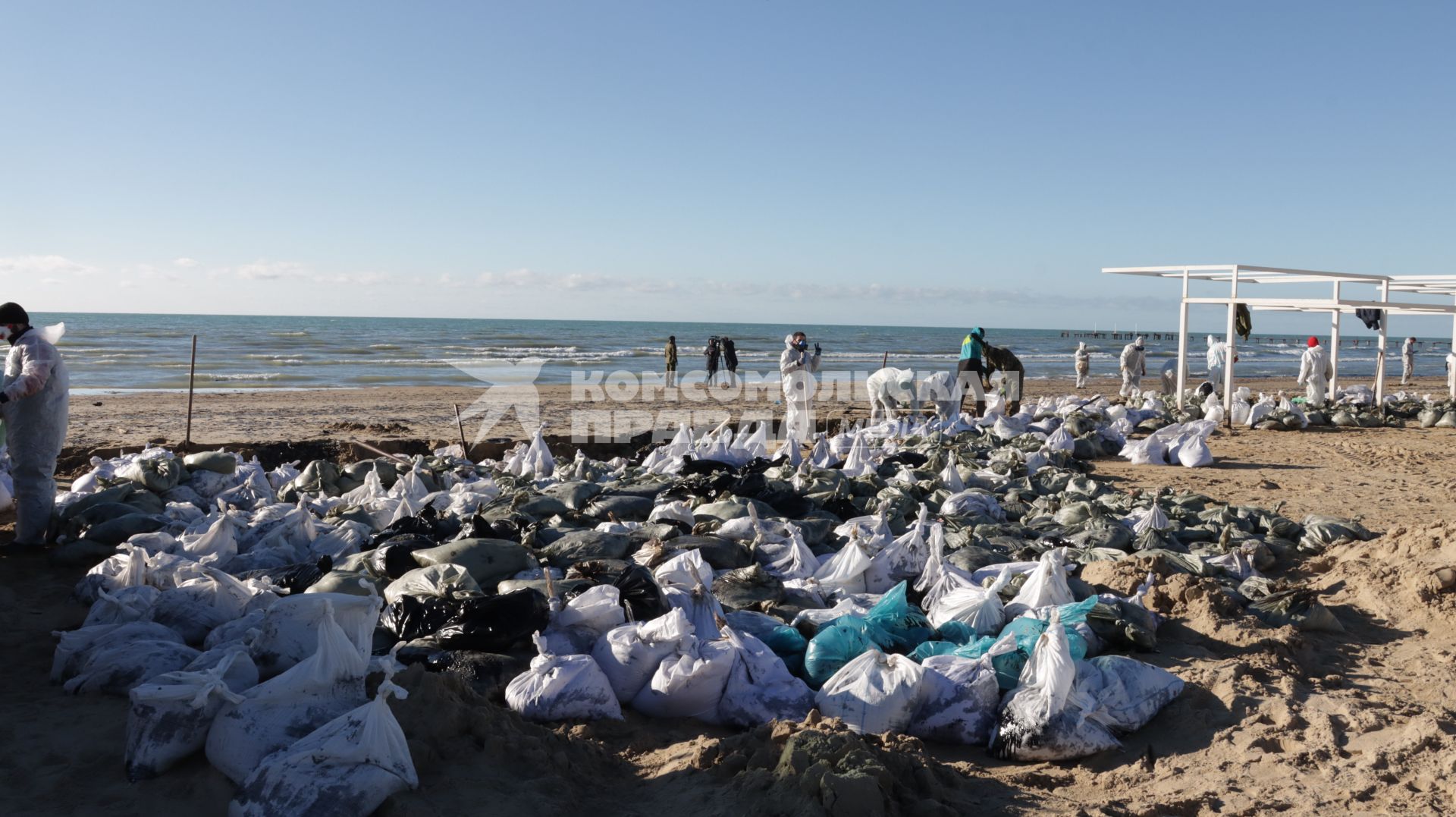 Волонтеры убирают пляж в Анапе после разлива мазута в Черном море