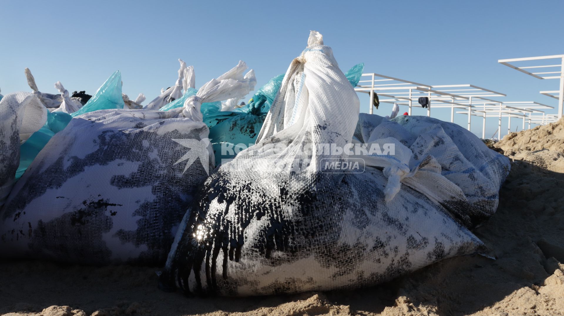 Волонтеры убирают пляж в Анапе после разлива мазута в Черном море