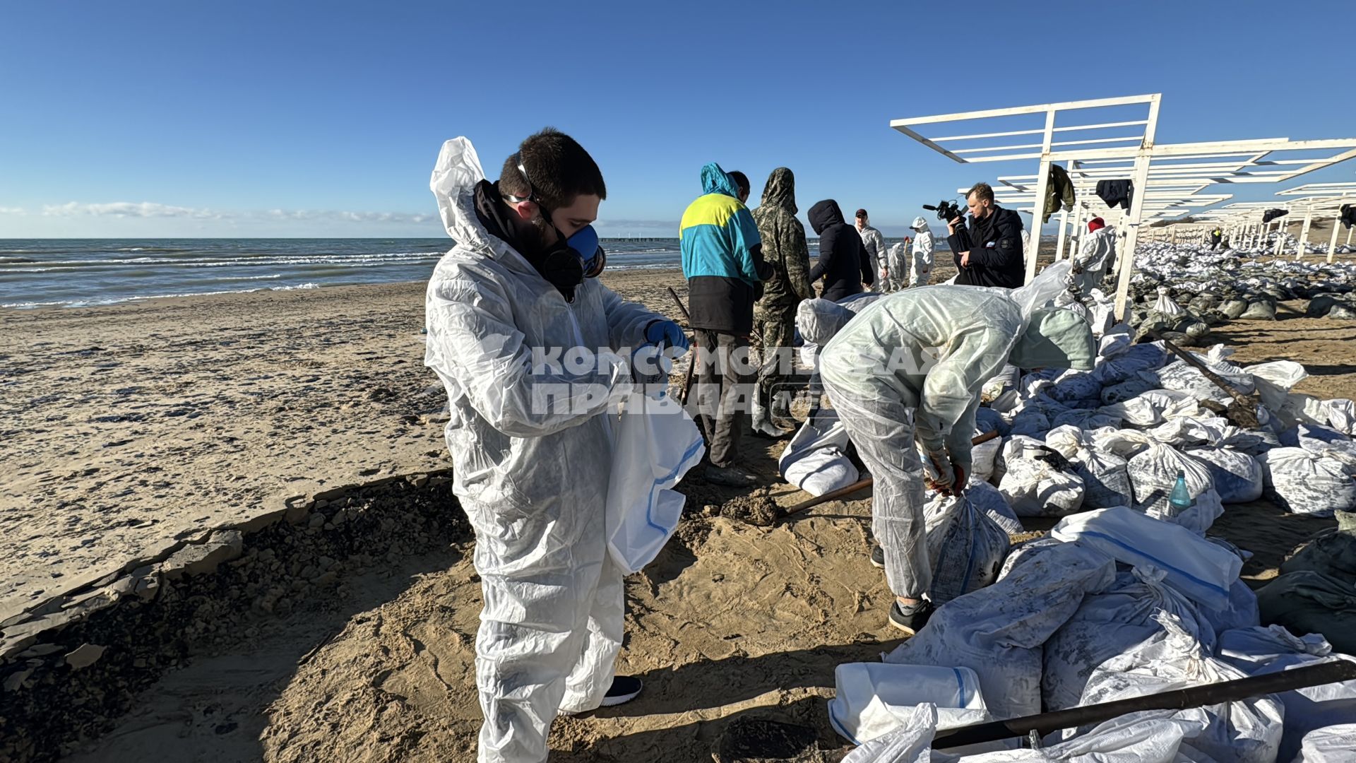 Волонтеры убирают пляж в Анапе после разлива мазута в Черном море