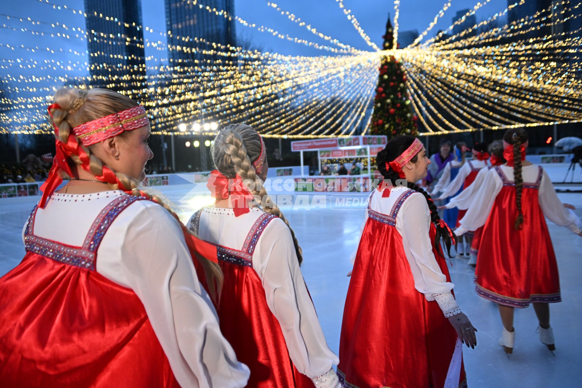 Ледовое выступление \"Советское ретро\" в Москве