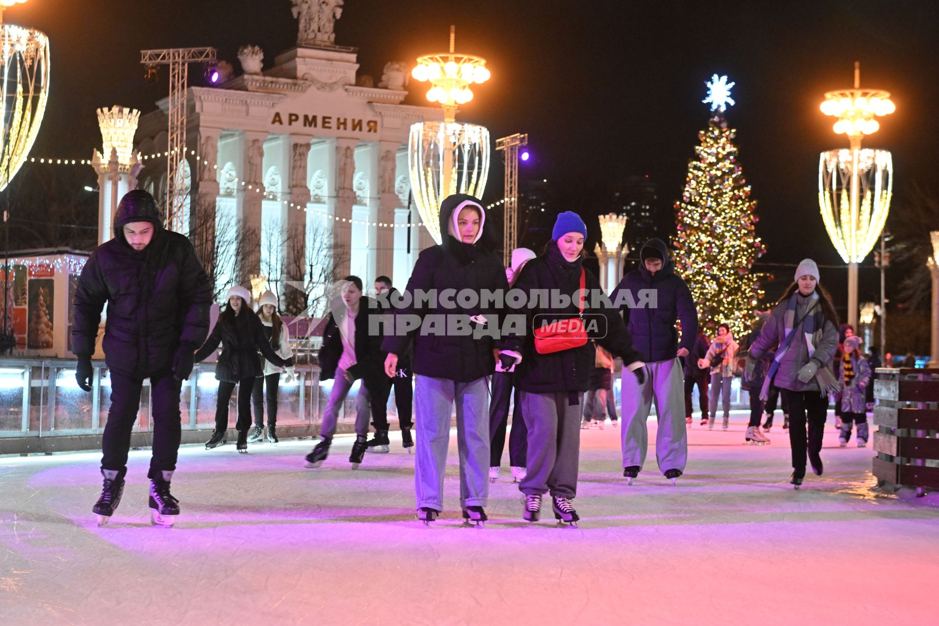 Каток на ВДНХ в Москве