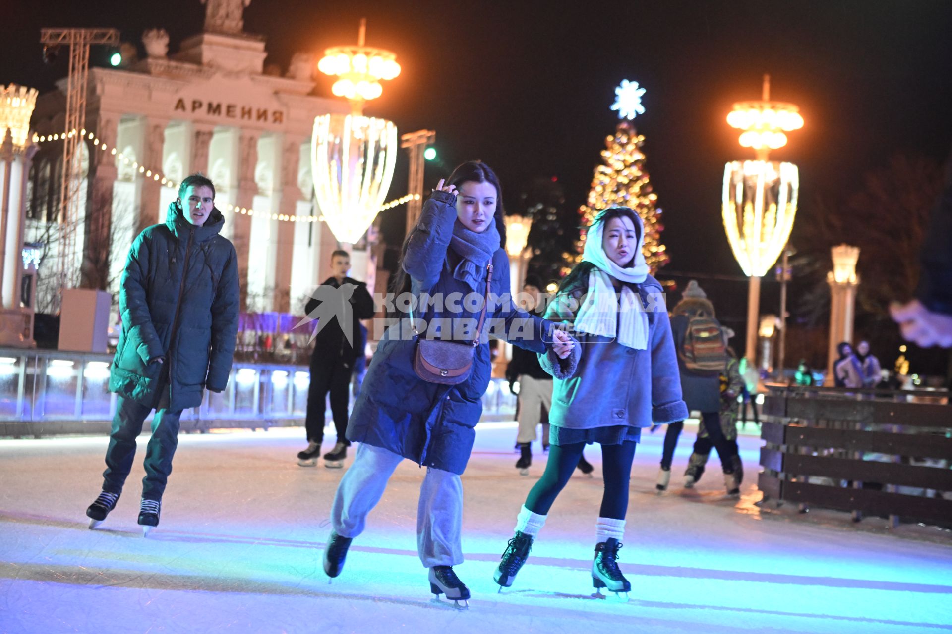 Каток на ВДНХ в Москве