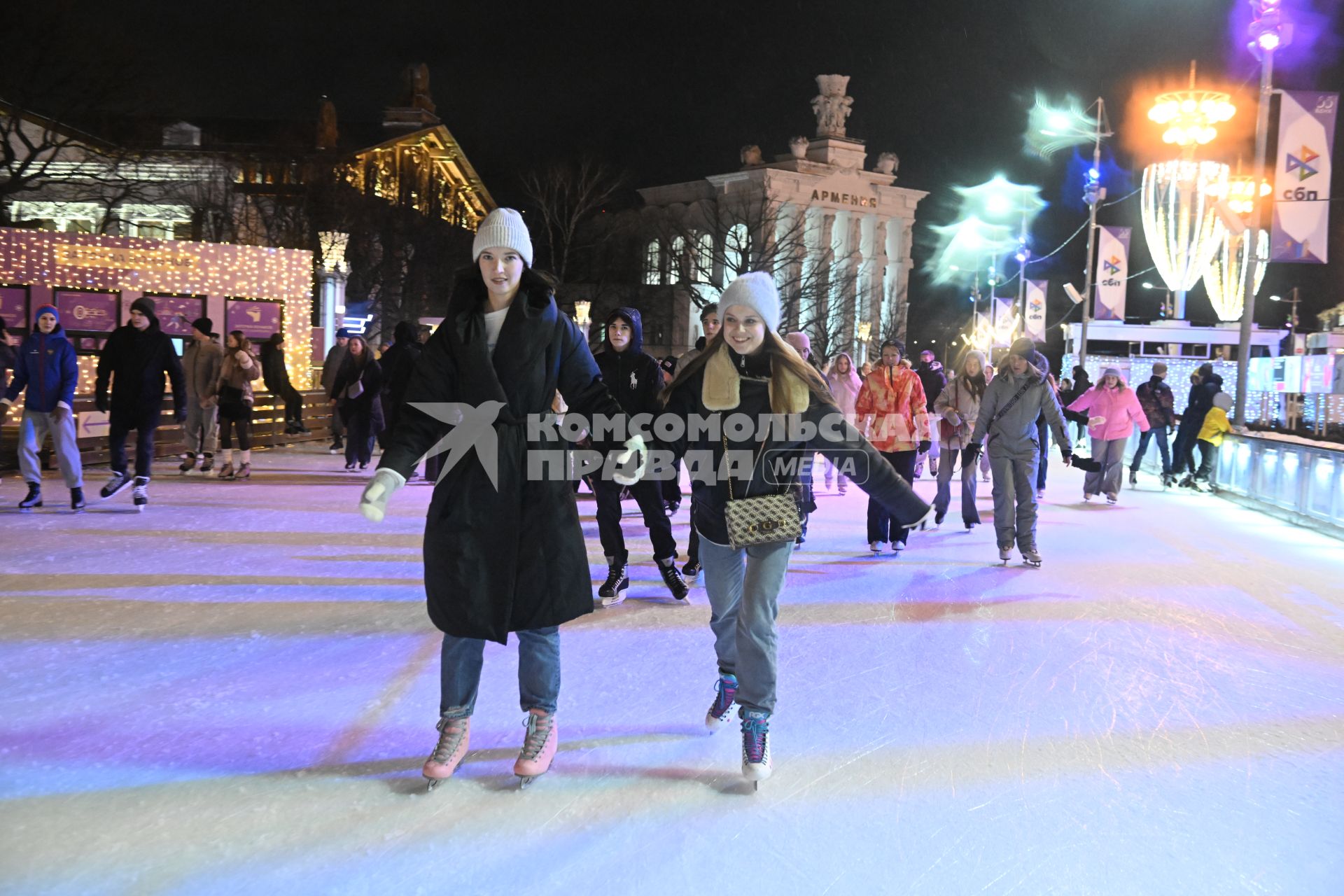 Каток на ВДНХ в Москве