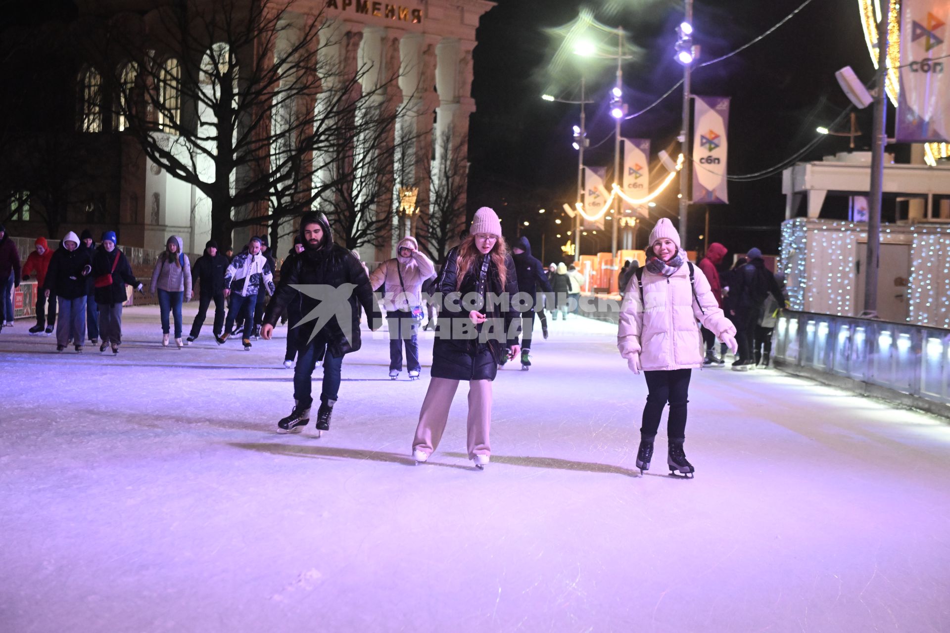 Каток на ВДНХ в Москве