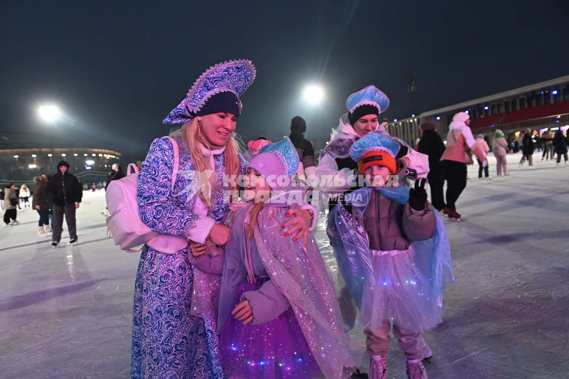 Флешмоб Снегурочки на катке\"