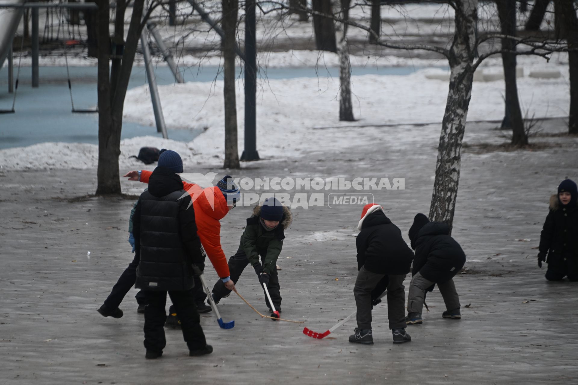 Дети играют в хоккей