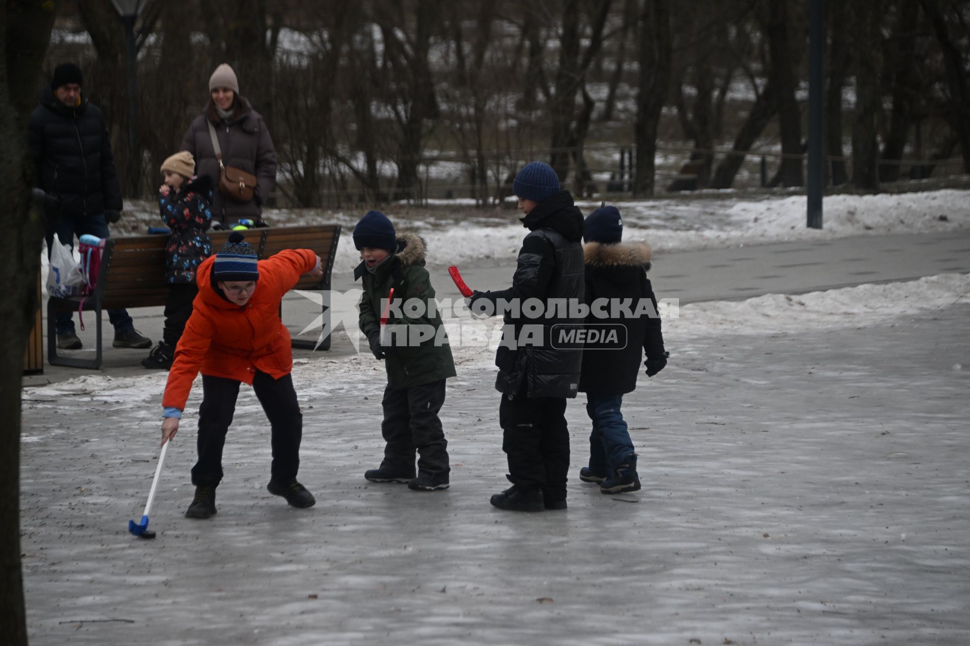 Дети играют в хоккей