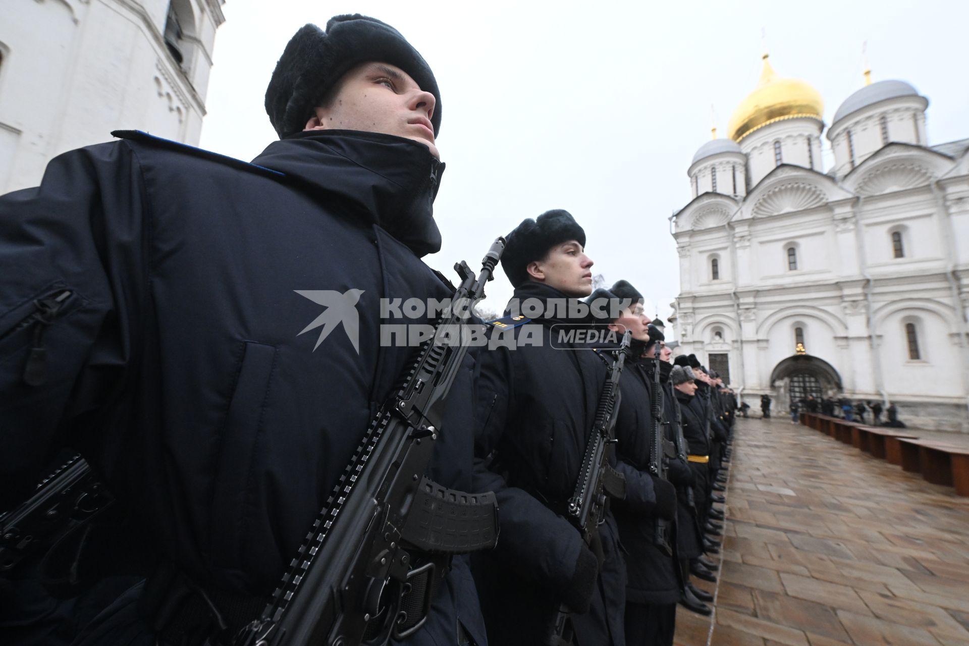 Церемония приведения к присяге военнослужащих Президентского полка на Соборной площади Кремля