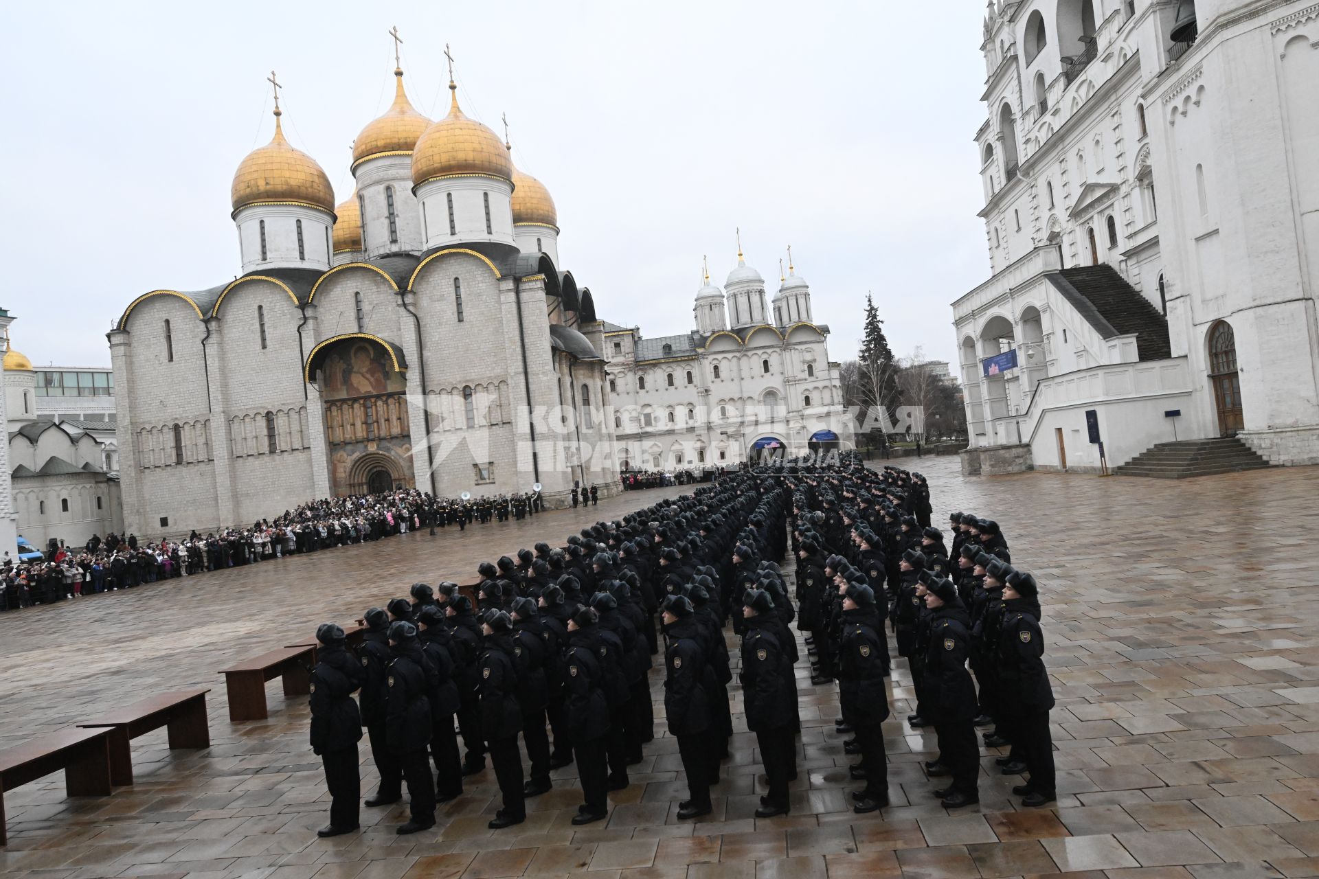 Церемония приведения к присяге военнослужащих Президентского полка на Соборной площади Кремля