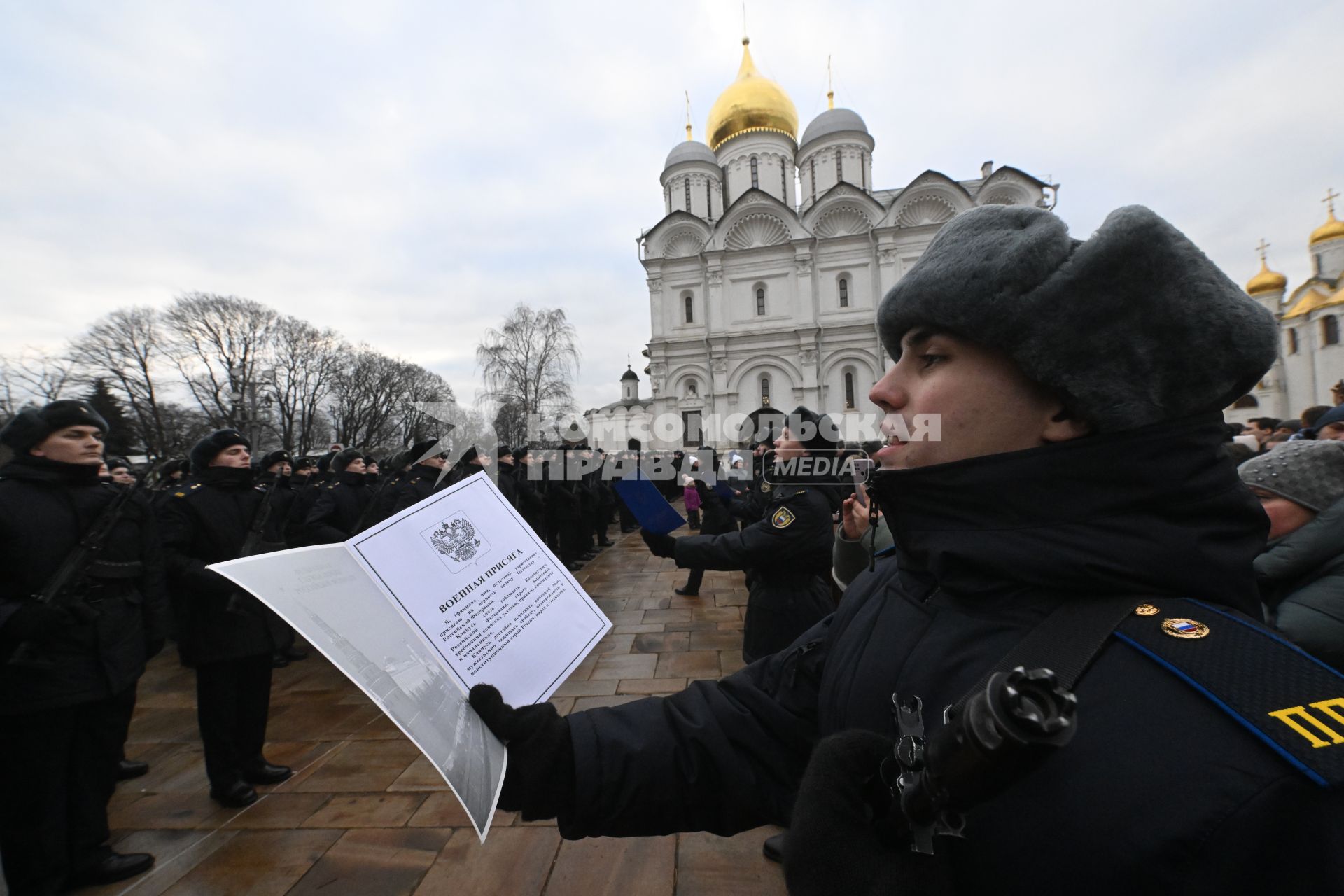 Церемония приведения к присяге военнослужащих Президентского полка на Соборной площади Кремля