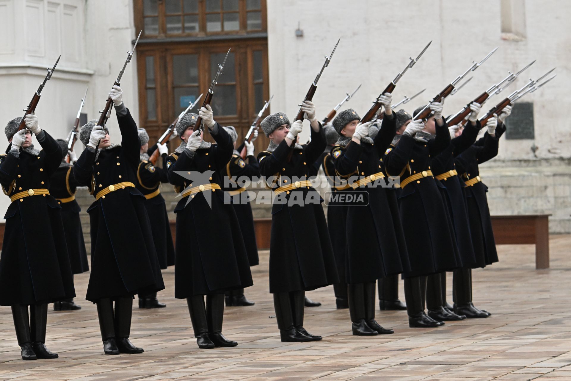 Церемония приведения к присяге военнослужащих Президентского полка на Соборной площади Кремля