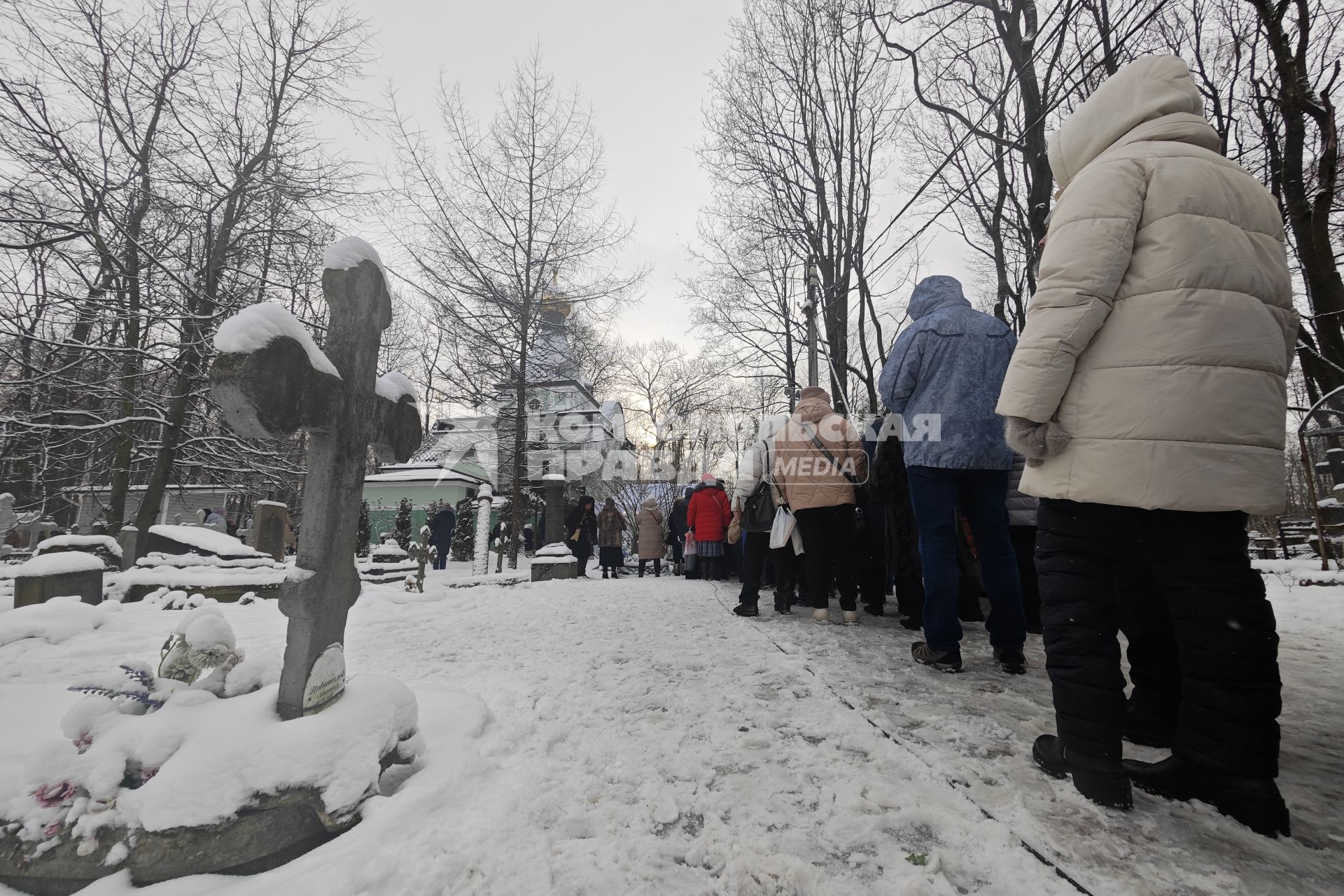 Верующие молятся день памяти Святой Блаженной Ксении Петербургской в Санкт-Петербурге