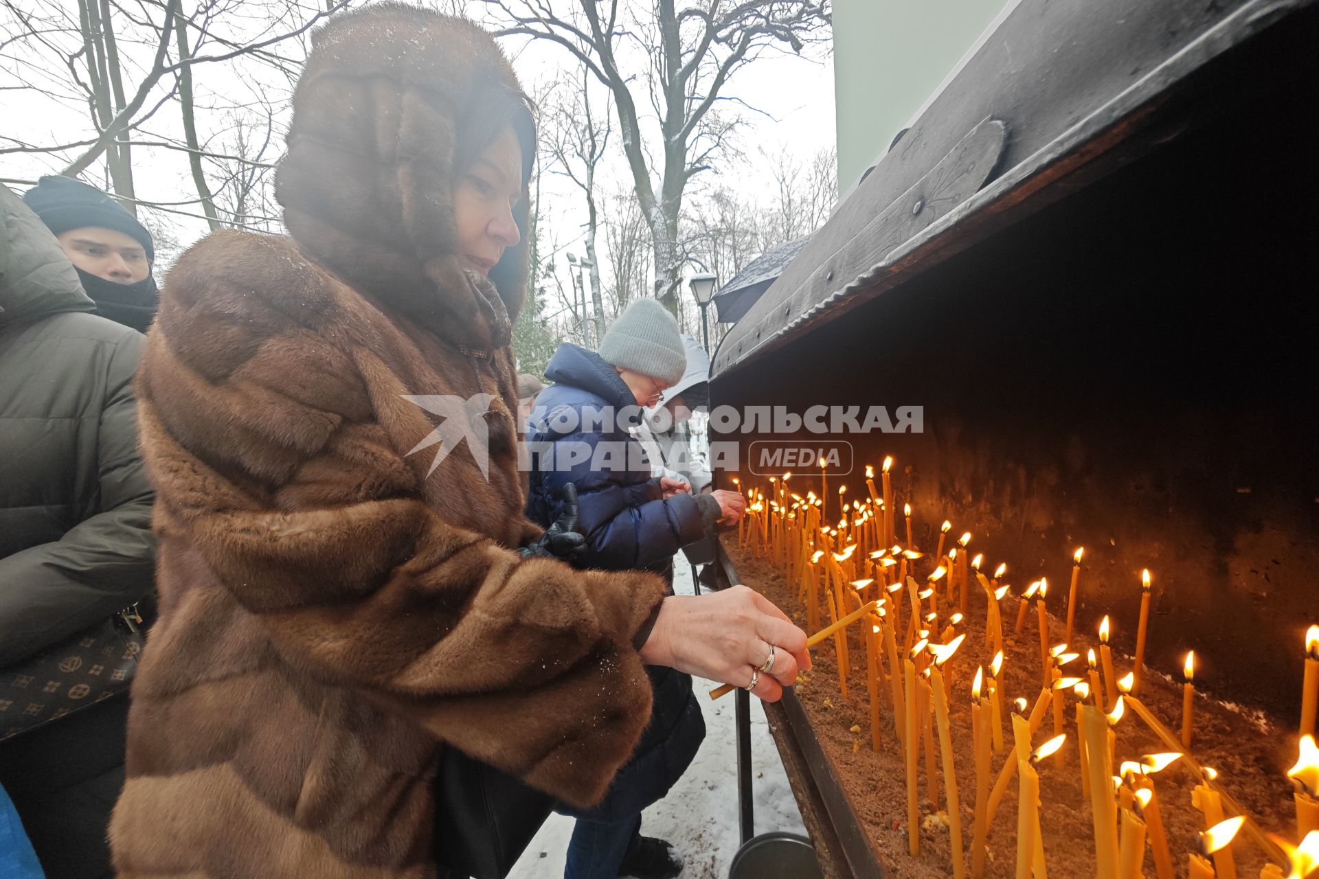 Верующие молятся день памяти Святой Блаженной Ксении Петербургской в Санкт-Петербурге