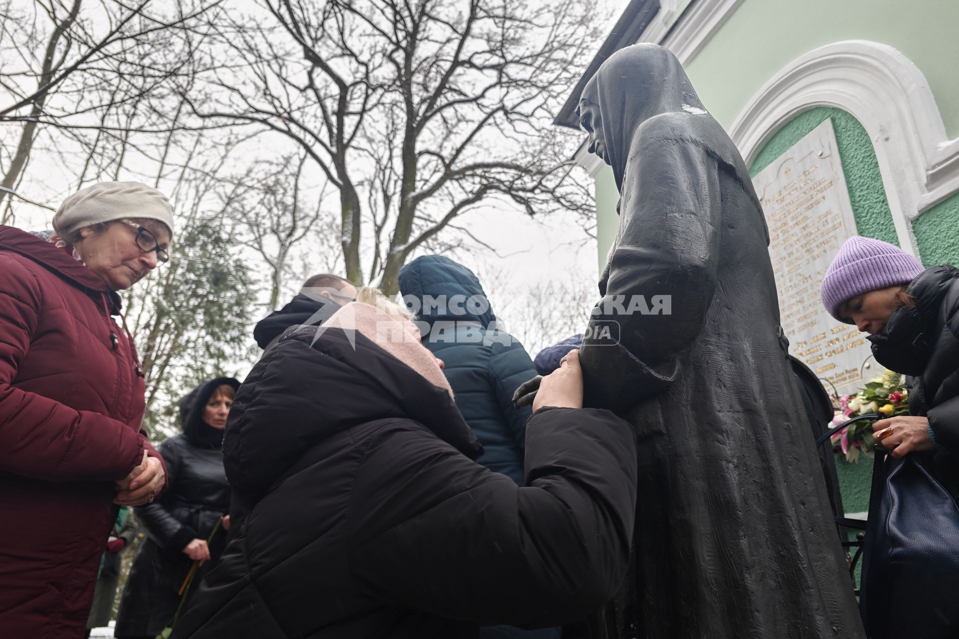 Верующие молятся день памяти Святой Блаженной Ксении Петербургской в Санкт-Петербурге