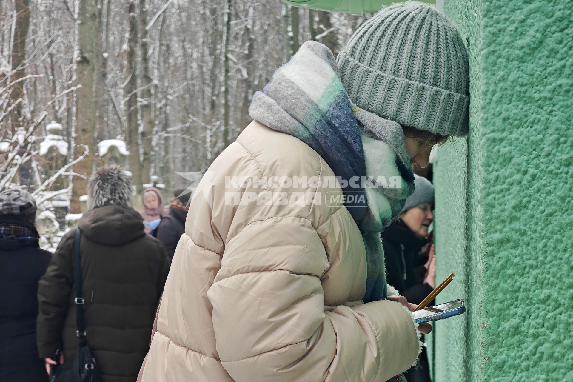 Верующие молятся день памяти Святой Блаженной Ксении Петербургской в Санкт-Петербурге